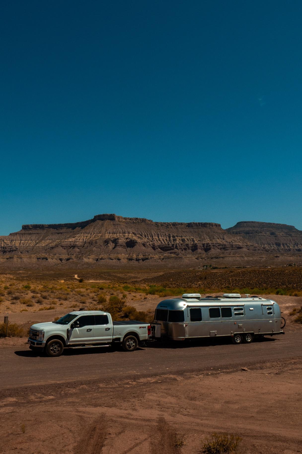 Airstream Flying Cloud estacionado en el desierto del suroeste americano