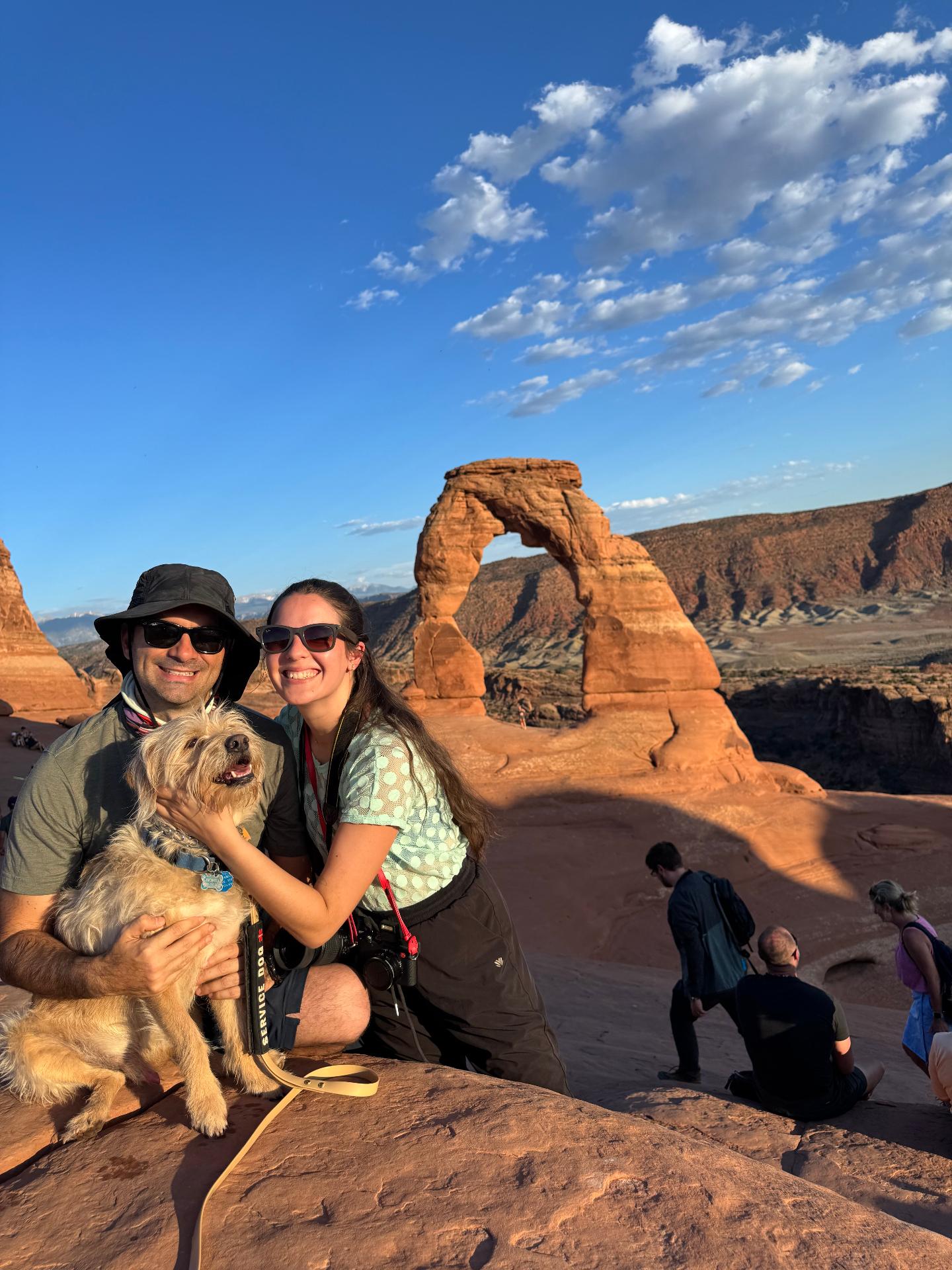 Nohely posando frente a Delicate Arch en Arches National Park, Utah