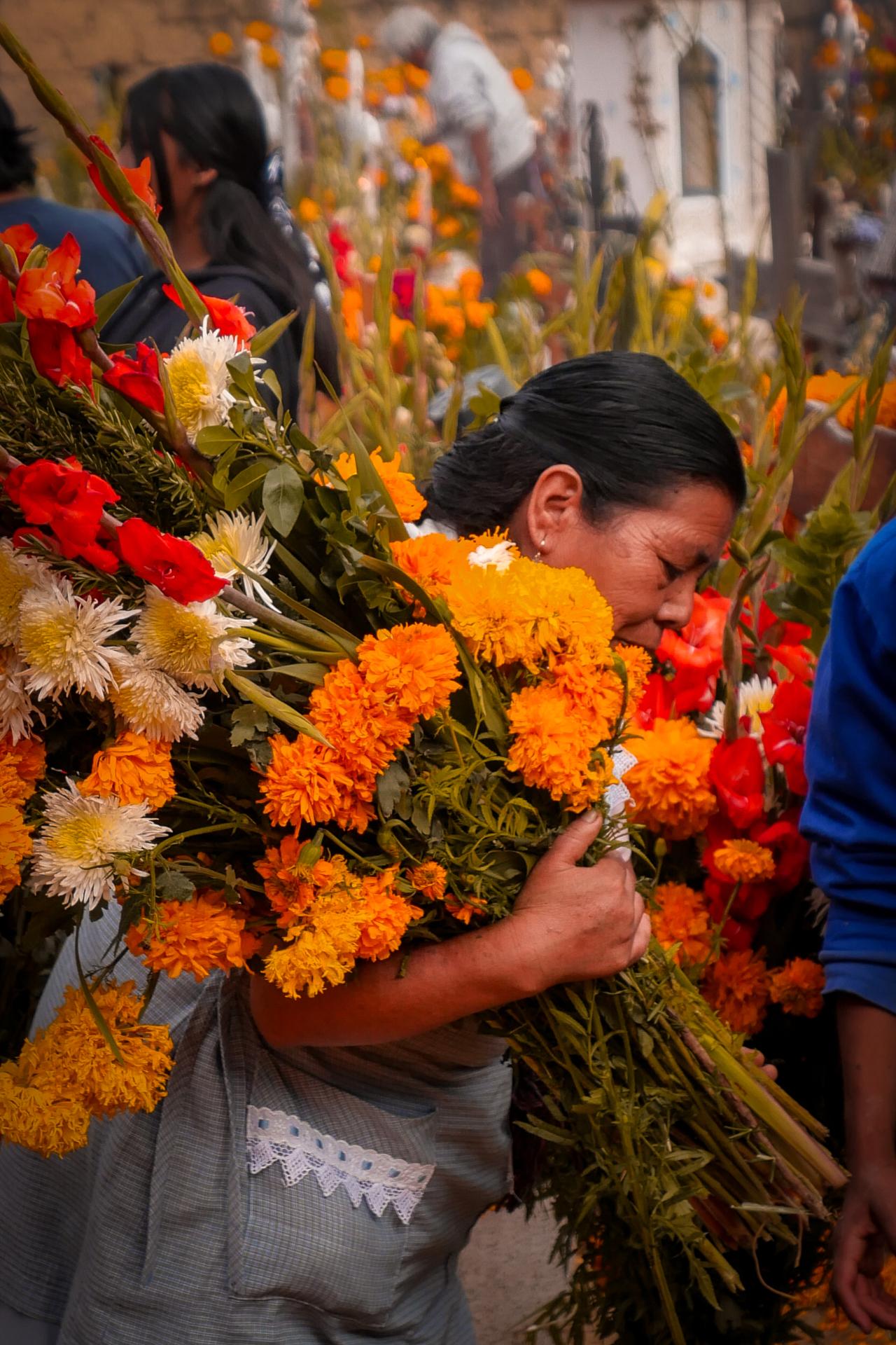 Flores de cempasúchil en ofrenda de Día de Muertos, México