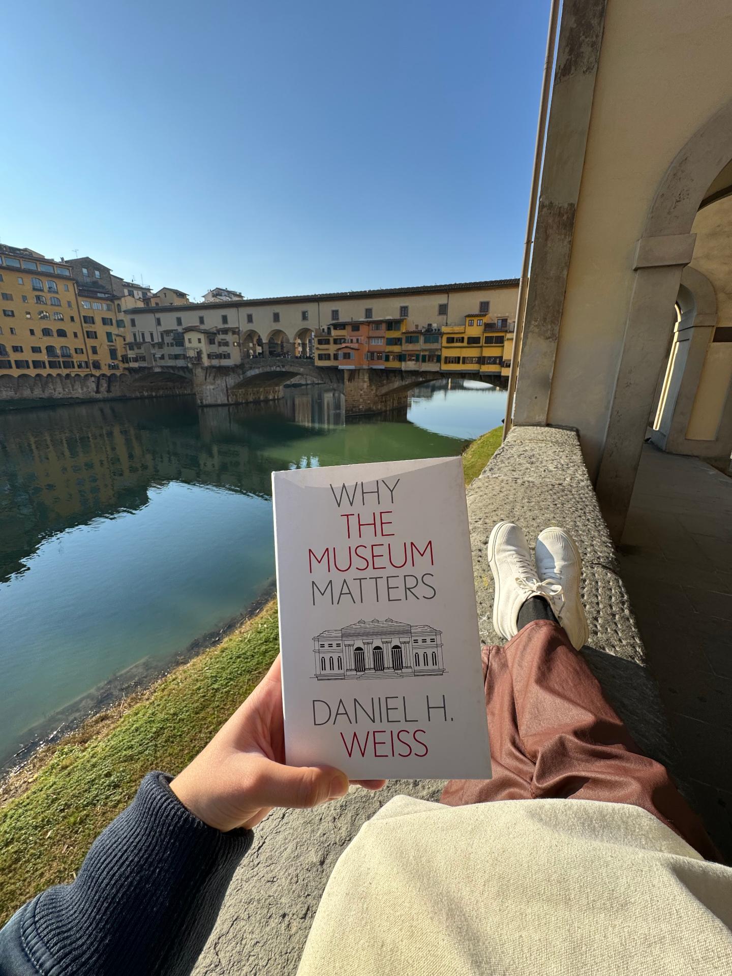 Leyendo en el Ponte Vecchio