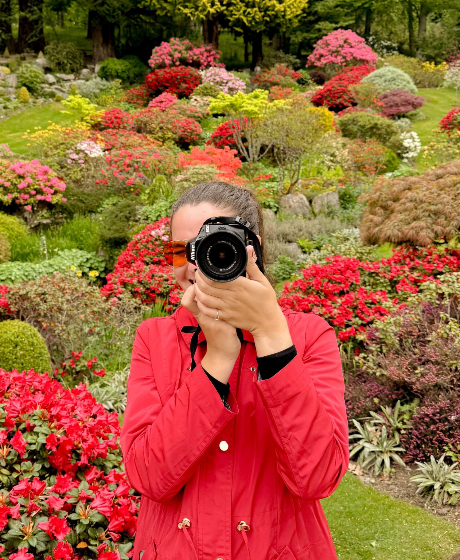 Fotógrafa en un jardín escocés en flor
