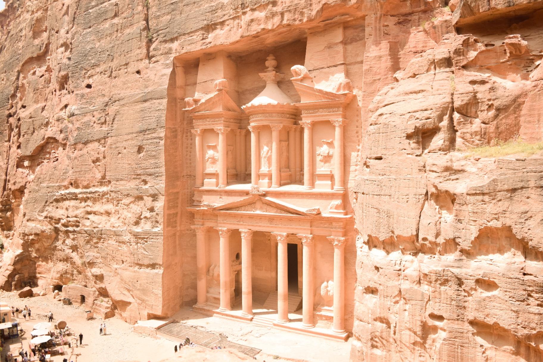 Fachada del Tesoro de Petra iluminada por el sol, Jordania