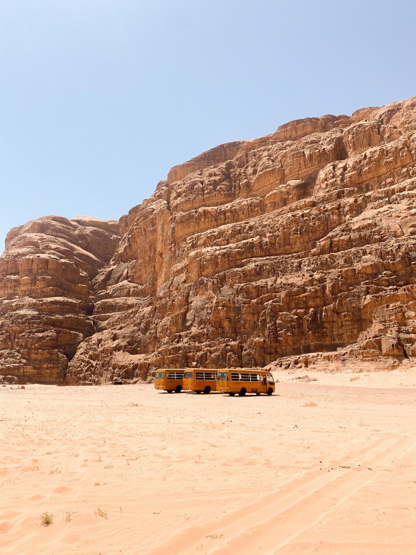 Desierto de Wadi Rum con formaciones rocosas, Jordania