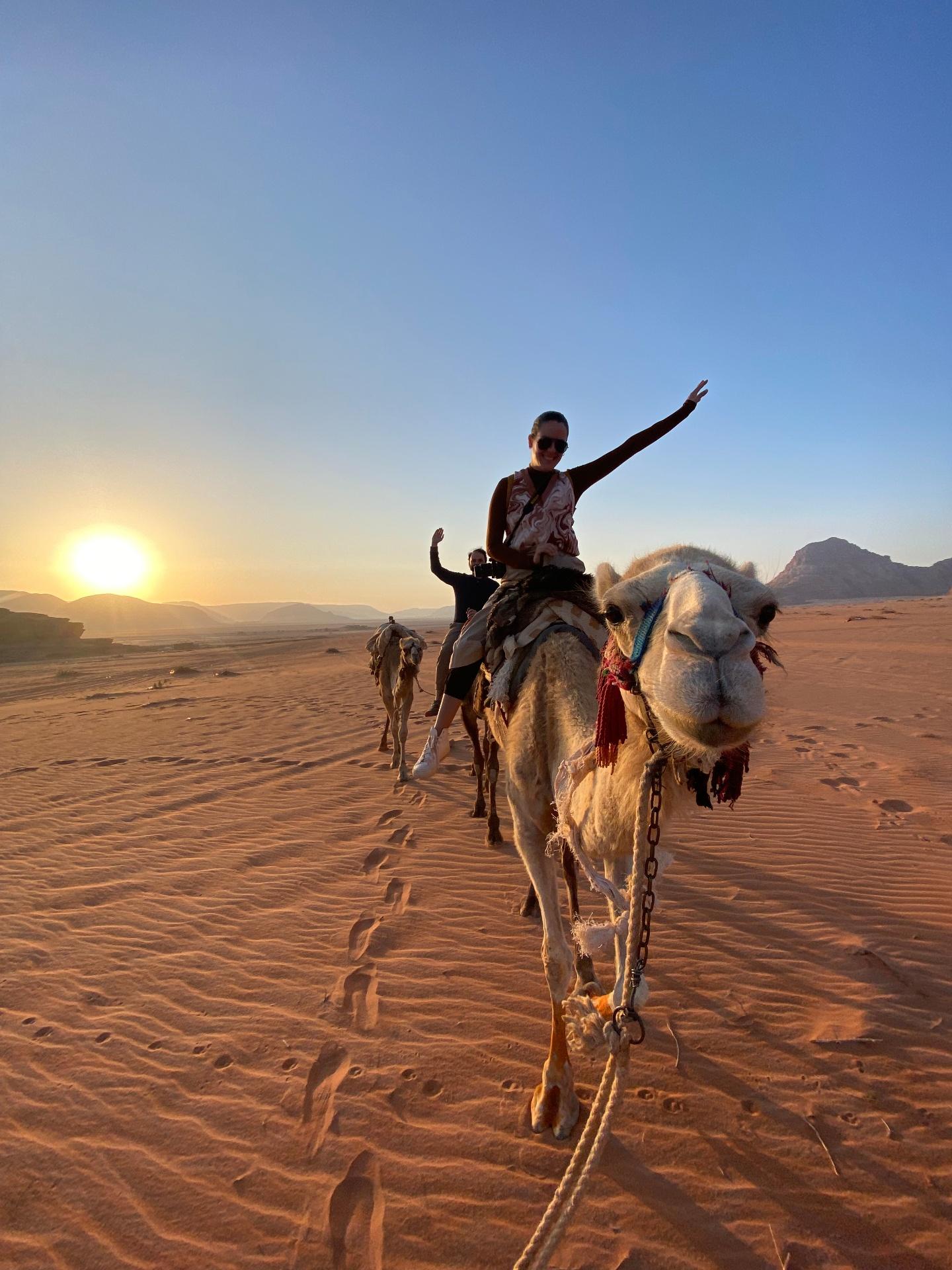 Caravana de camellos al atardecer en Wadi Rum