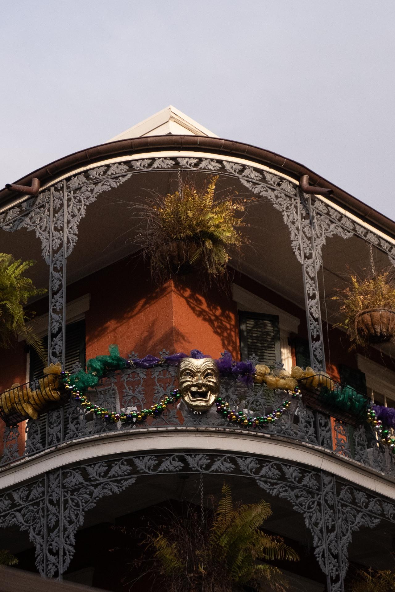 Balcón decorado con máscara de Mardi Gras