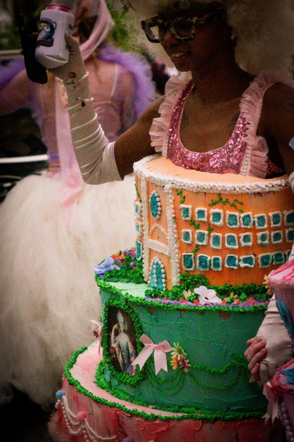 Disfraz elaborado en forma de pastel con detalles de edificio