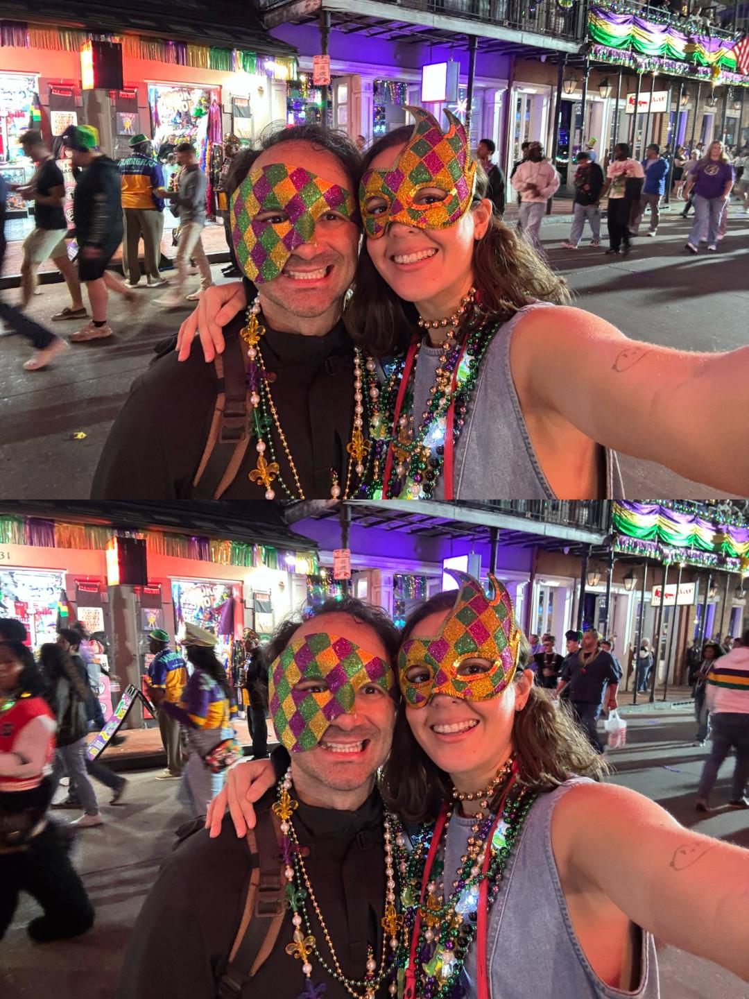 Pareja con máscaras de Mardi Gras en Bourbon Street de noche