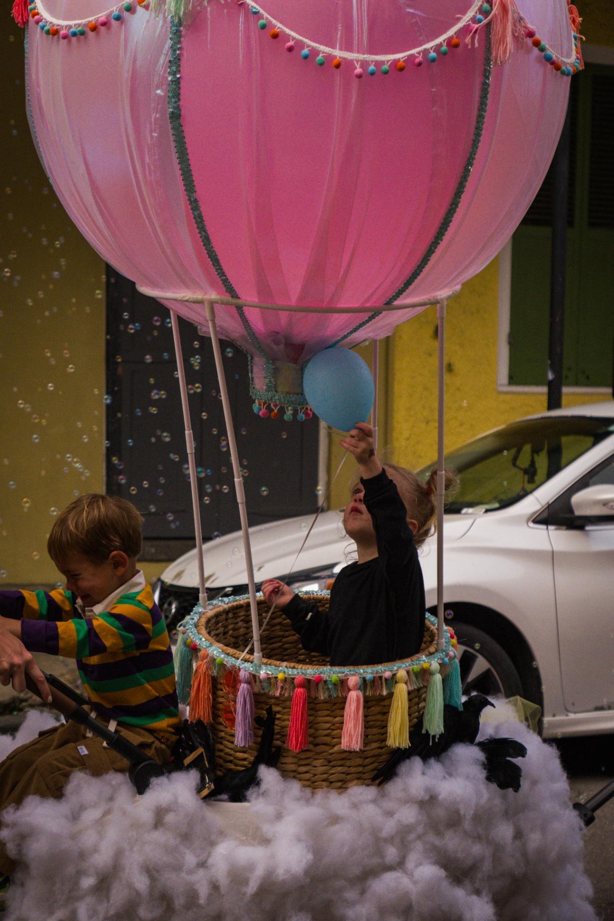 Niños jugando en globo aerostático artesanal