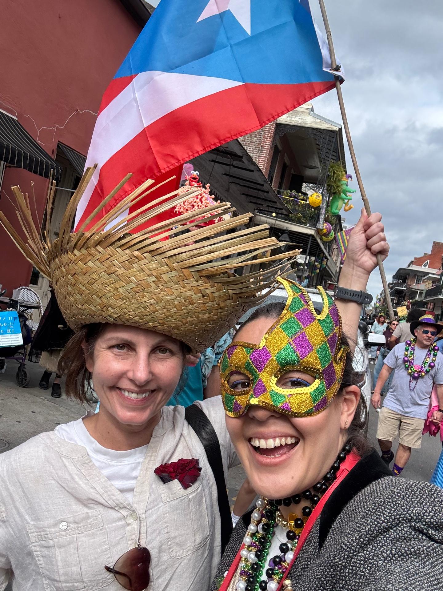 Selfie con bandera de Puerto Rico en Mardi Gras