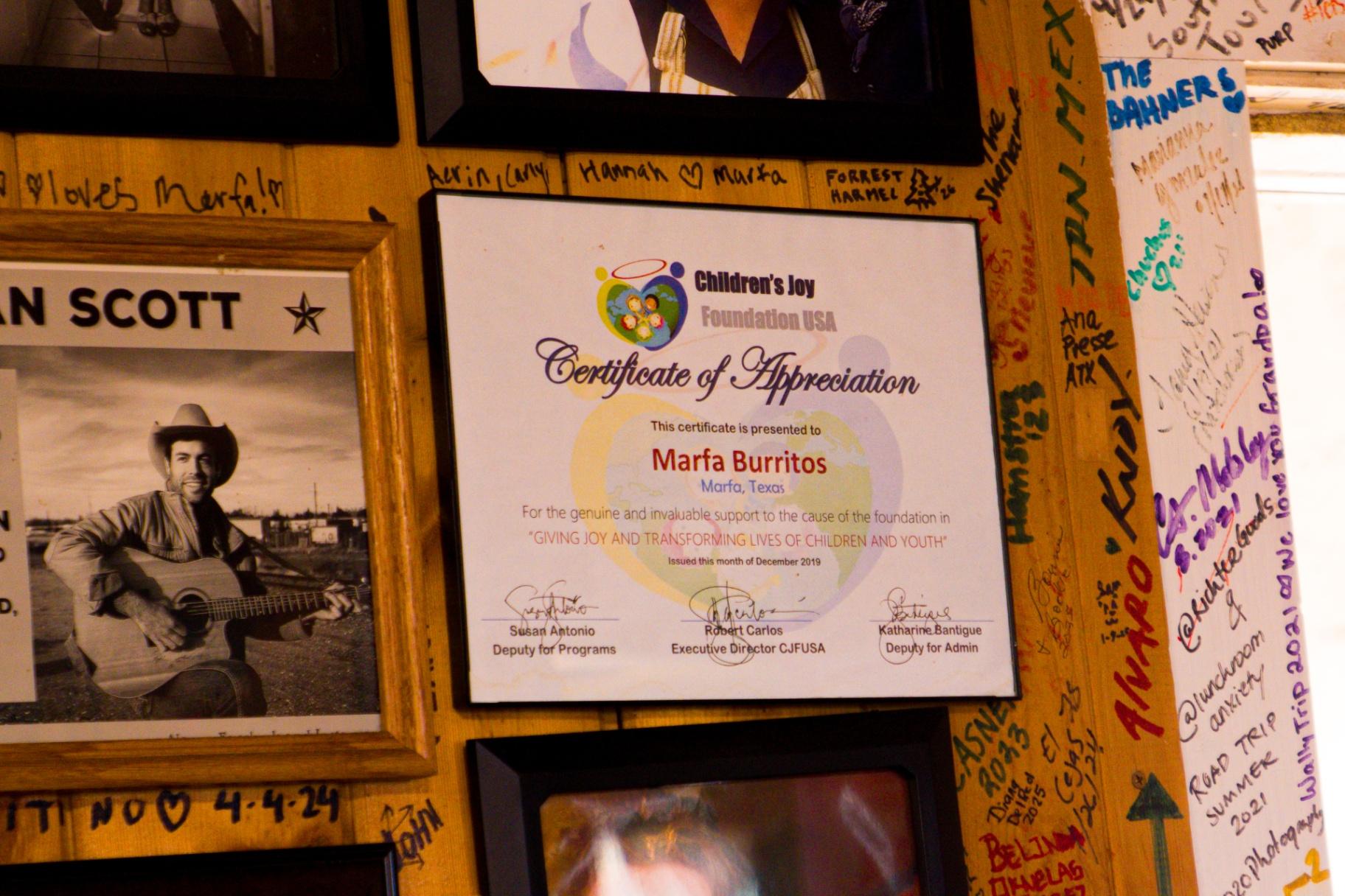Certificado en pared de Marfa Burrito
