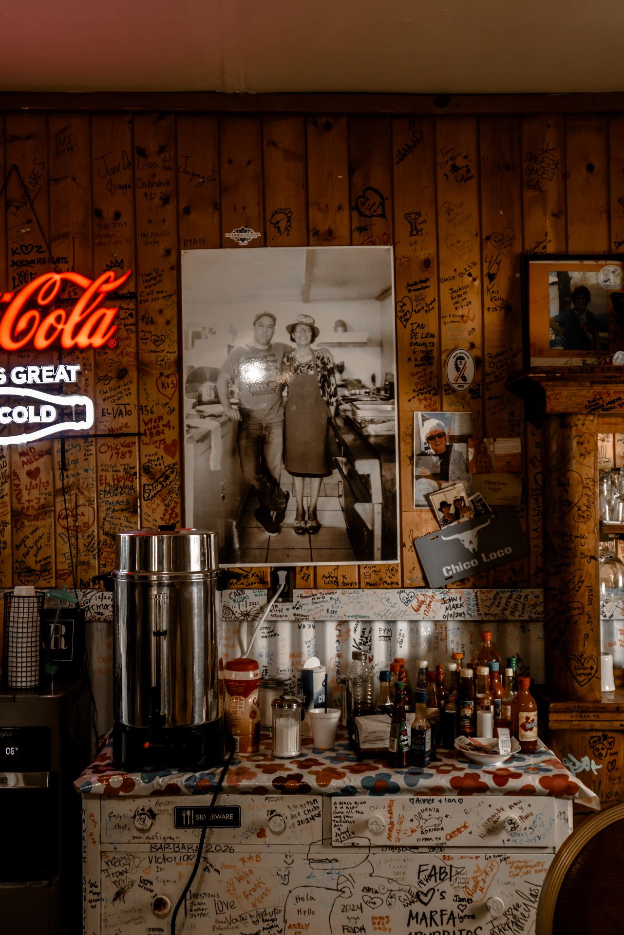 Pared de Marfa Burrito con fotos y firmas