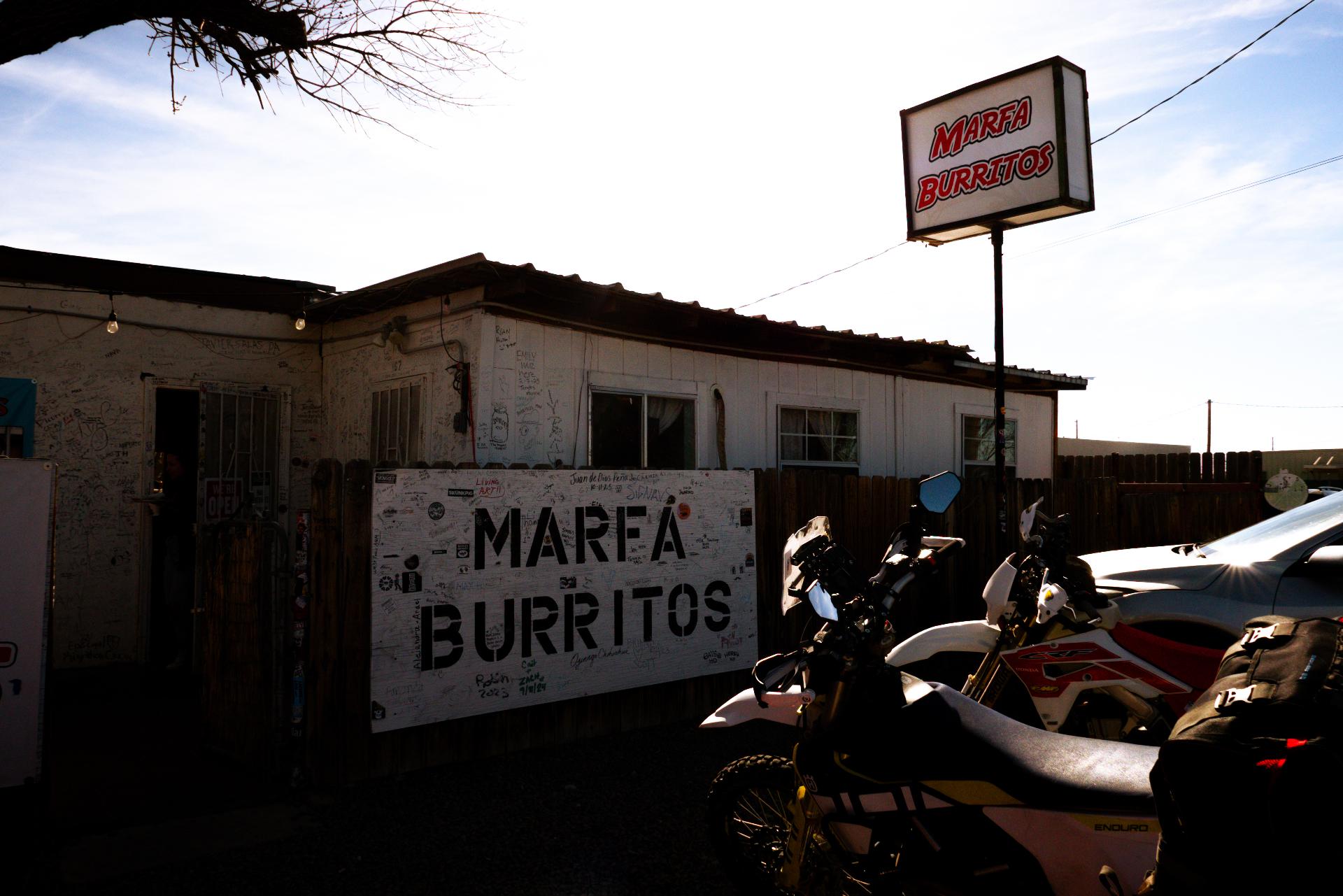 Exterior de Marfa Burritos con motoras