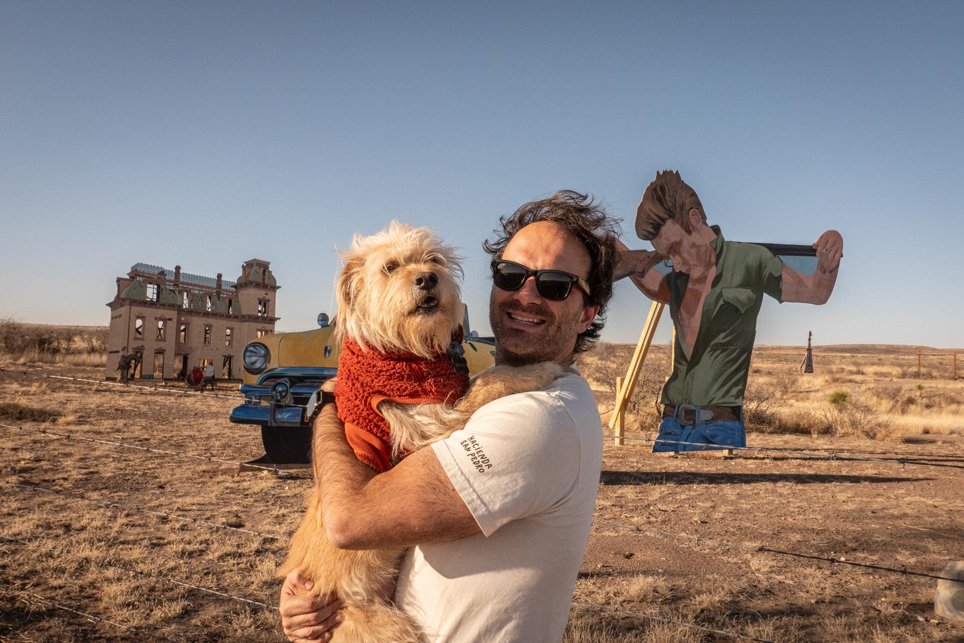 En el Giant Marfa Mural con perro