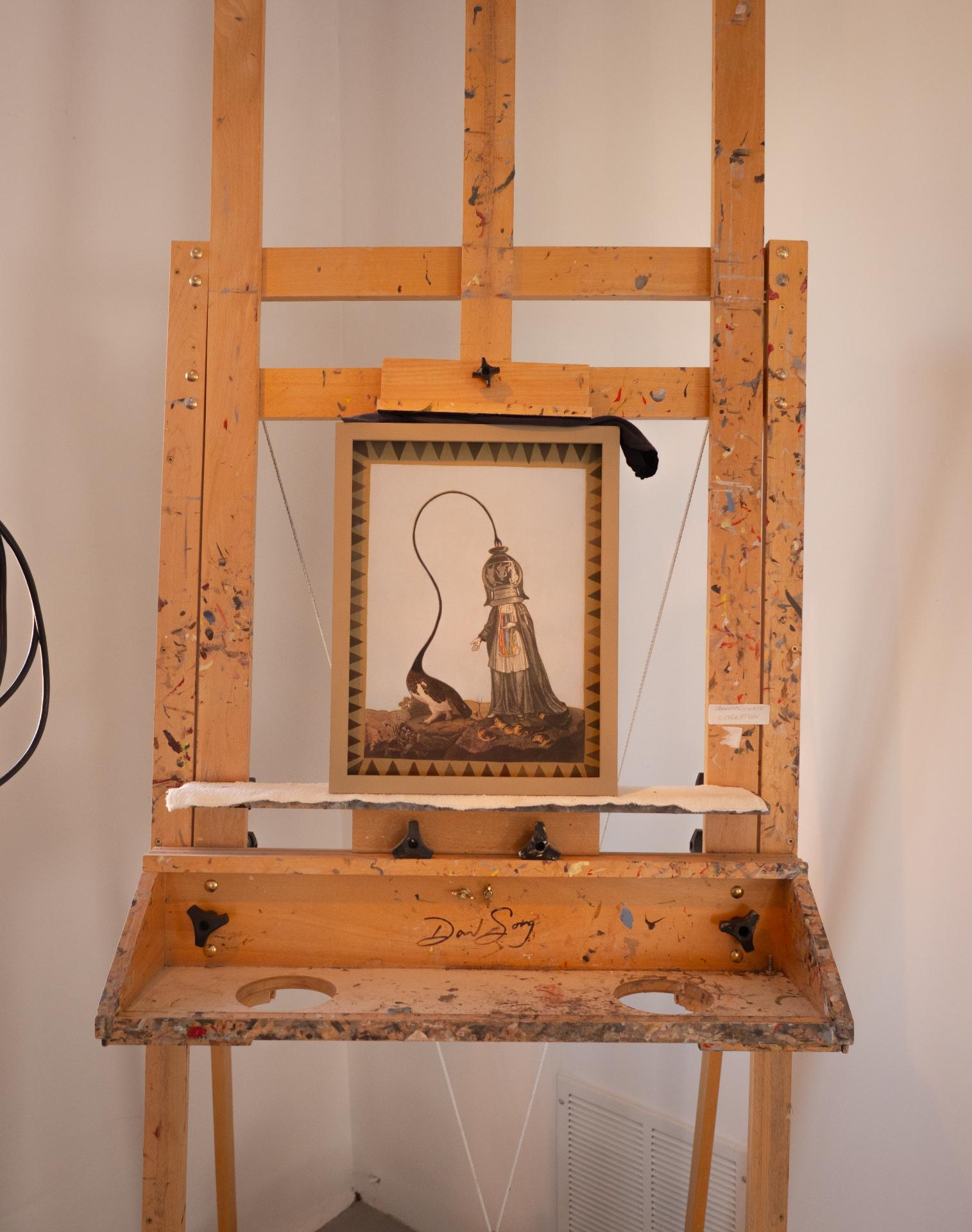 Caballete con obra enmarcada en estudio