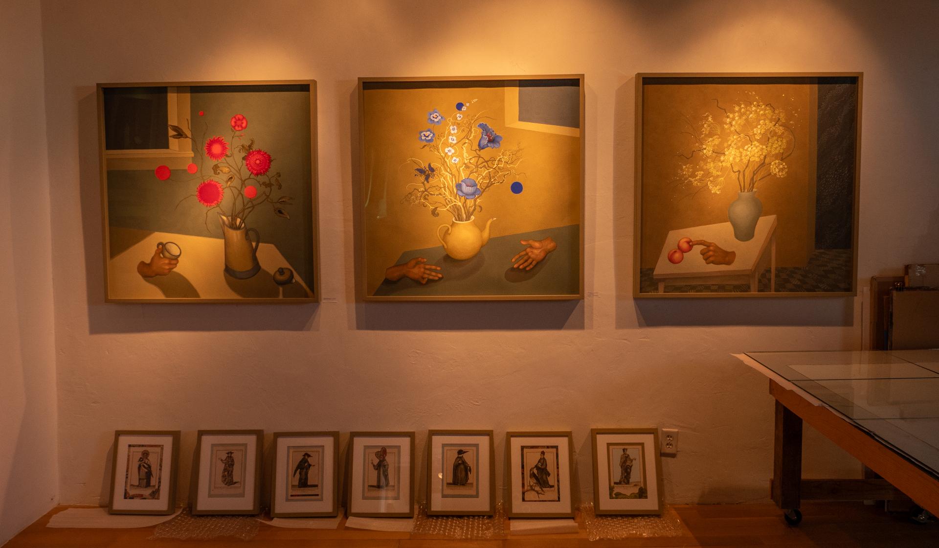 Tres pinturas florales en la pared