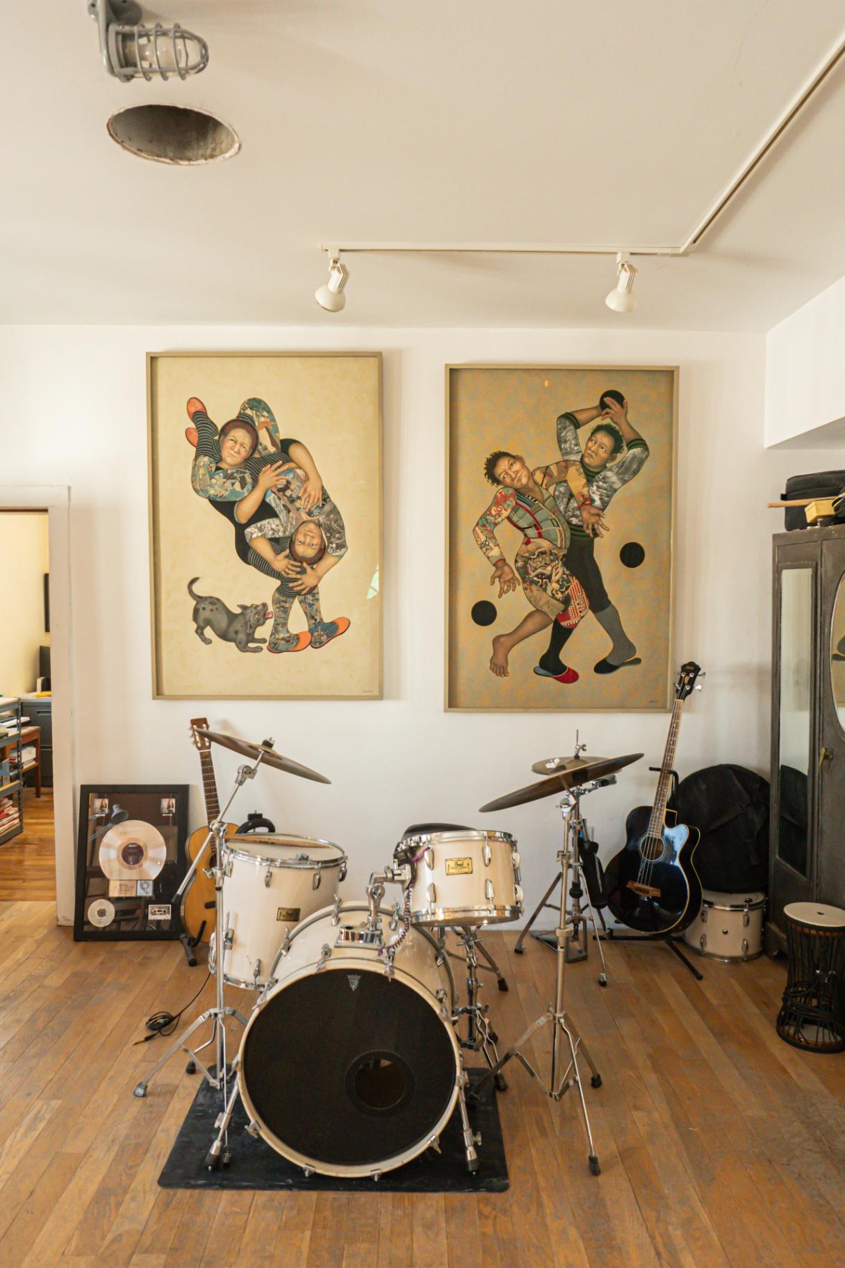 Cuarto con batería y pinturas grandes