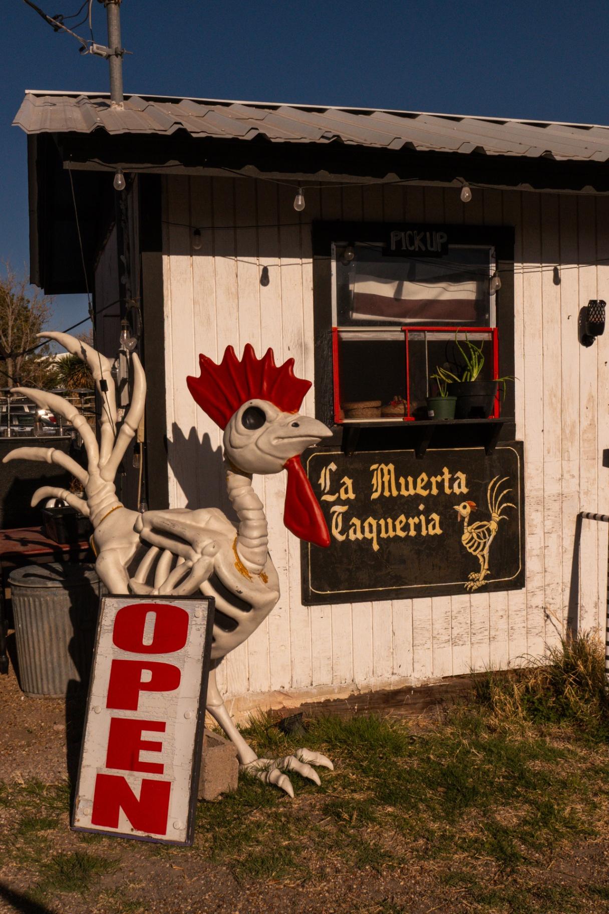 Gallo esqueleto de La Muerta Taqueria