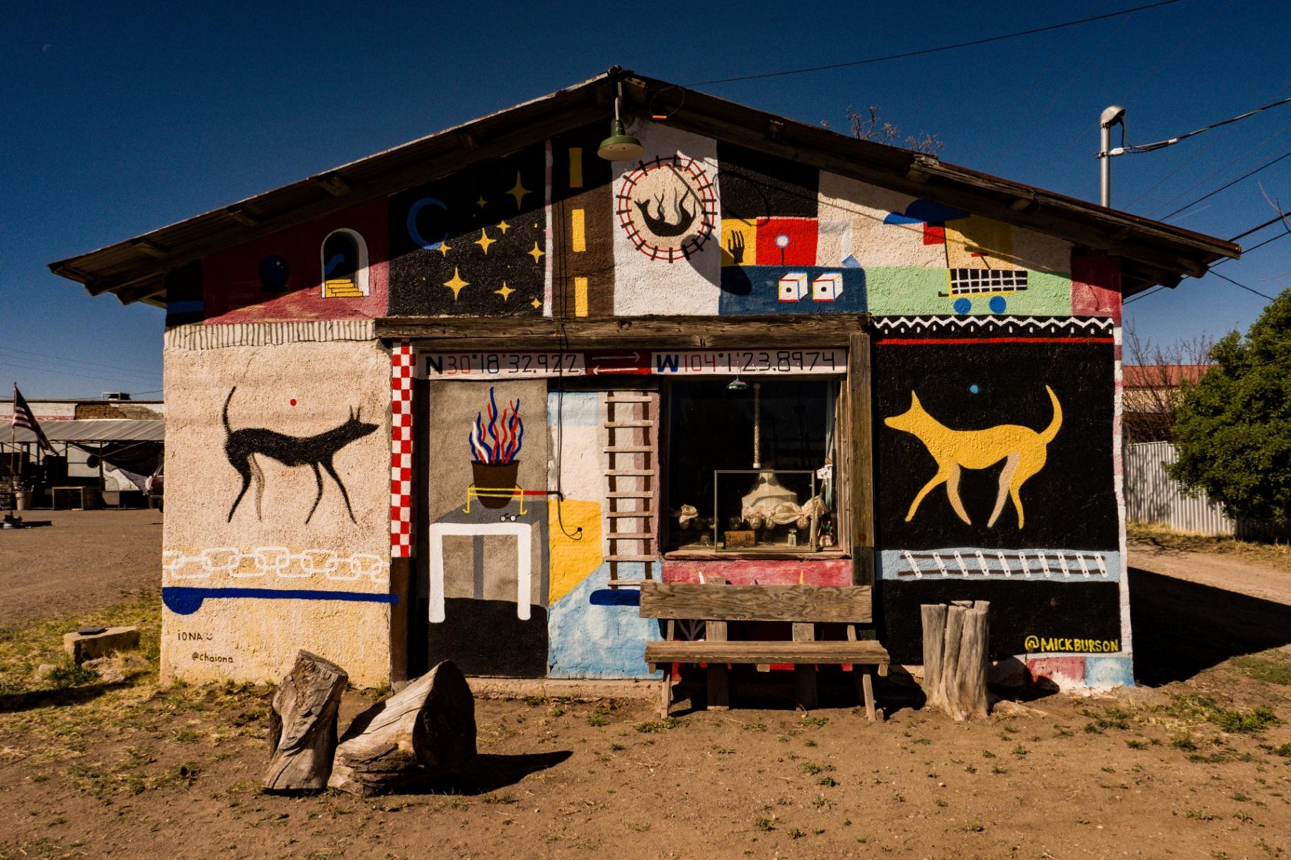 Mural de Mick Burson en edificio