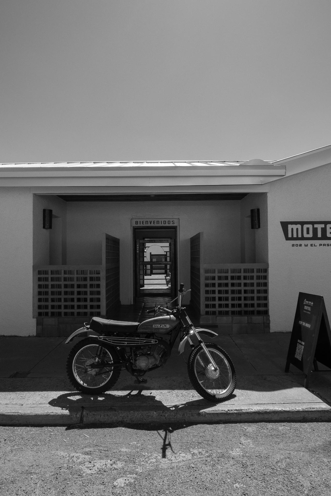 Motocicleta frente a motel en Marfa