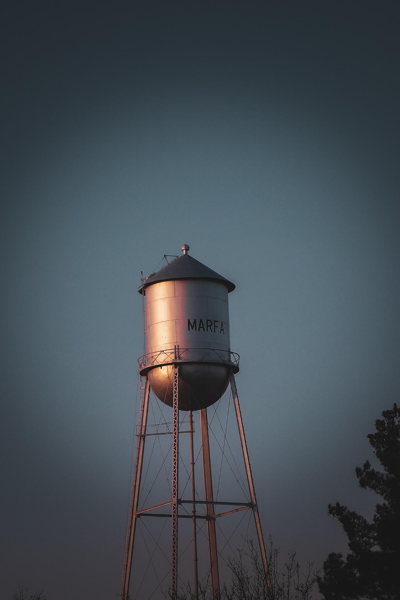 Torre de agua de Marfa al atardecer