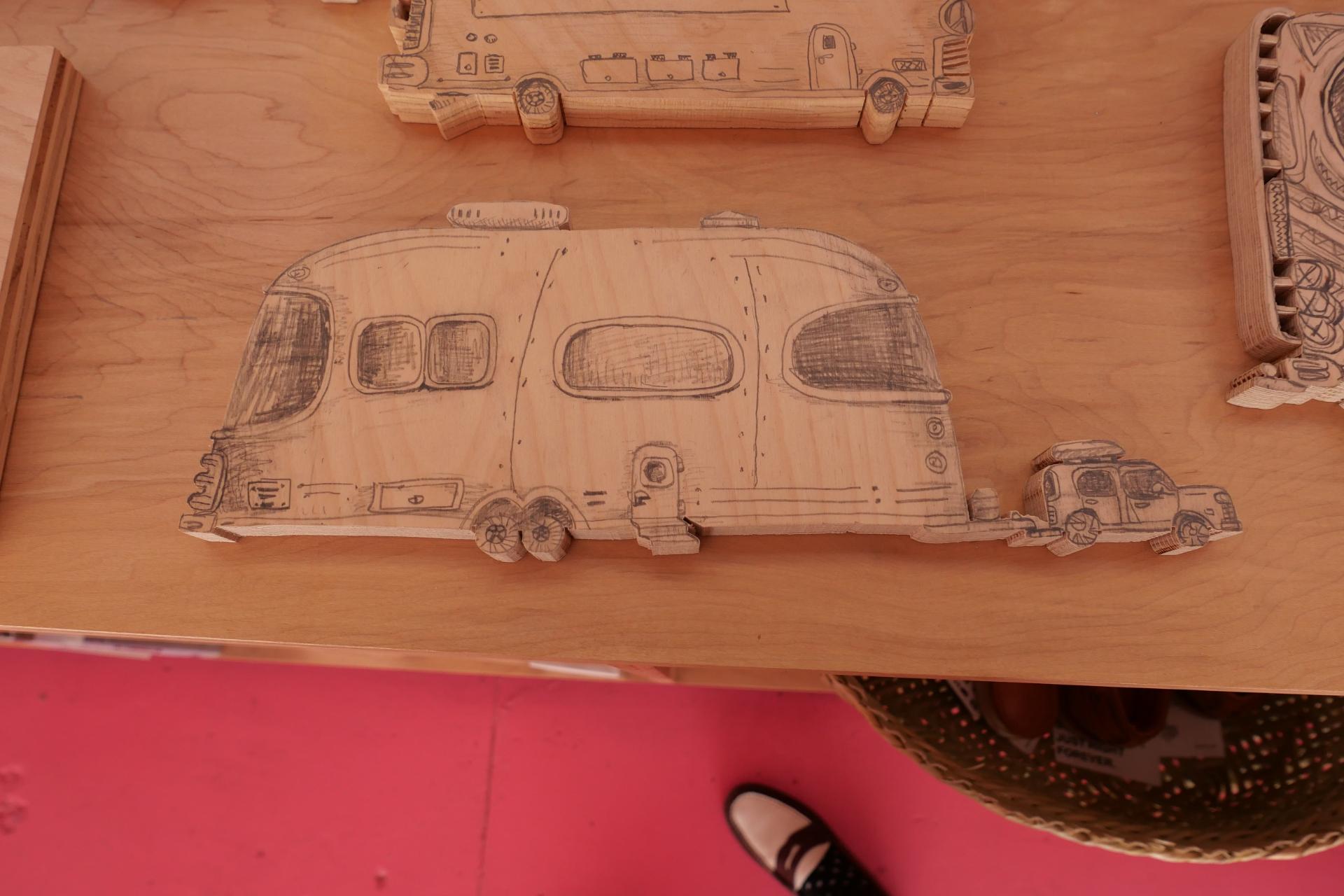 Airstream tallado en madera en WRONG
