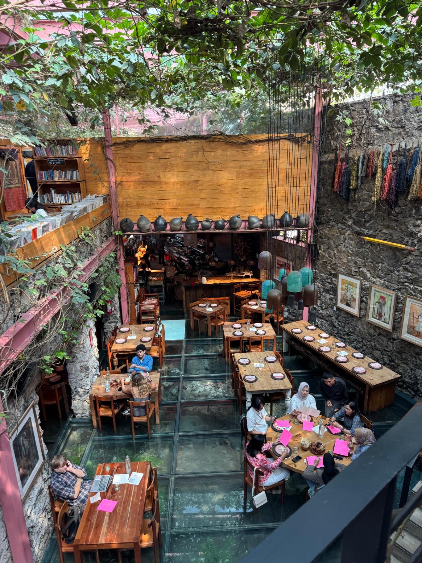 Restaurante con patio y piso de cristal