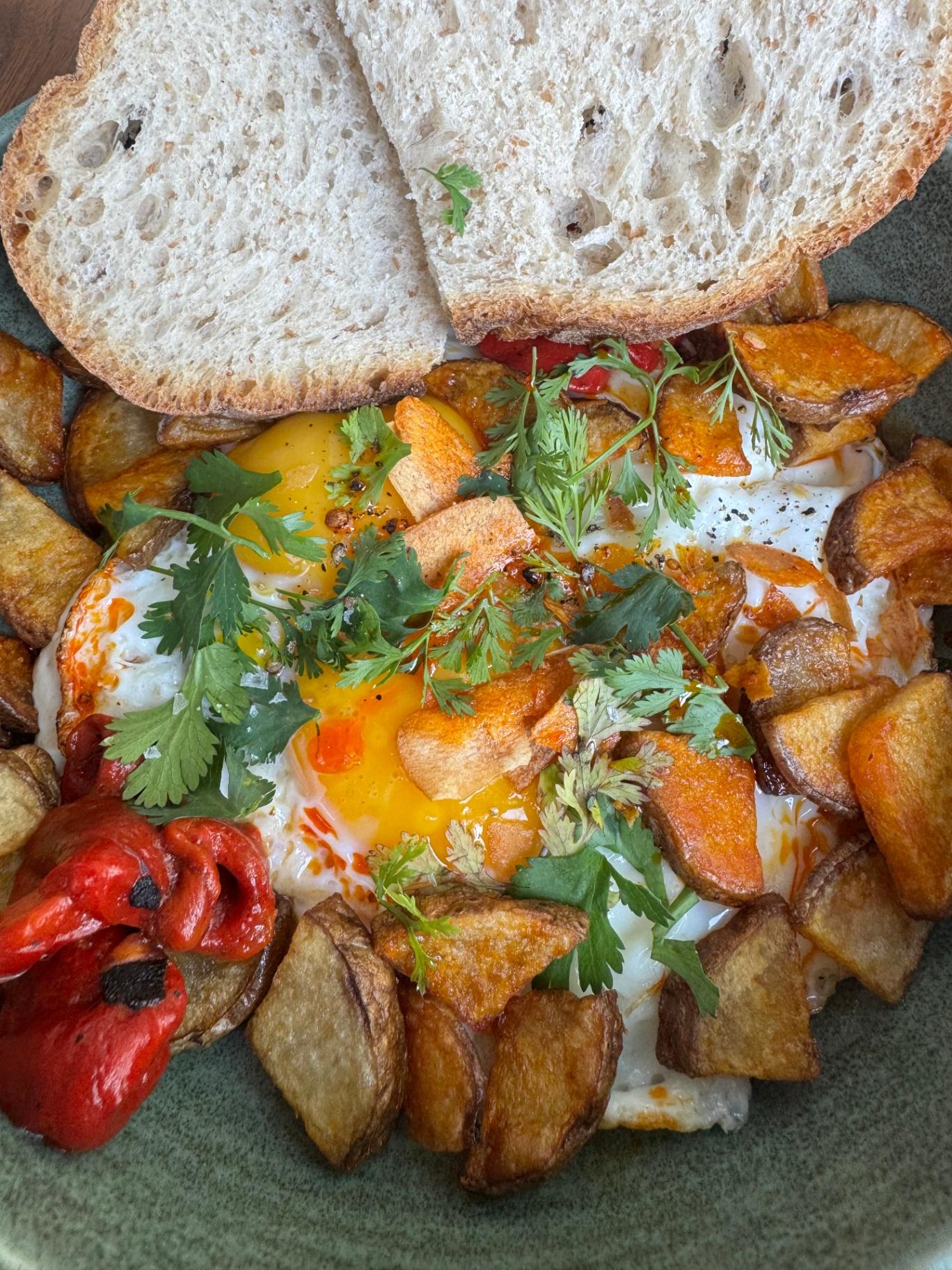 Huevos rotos con papas