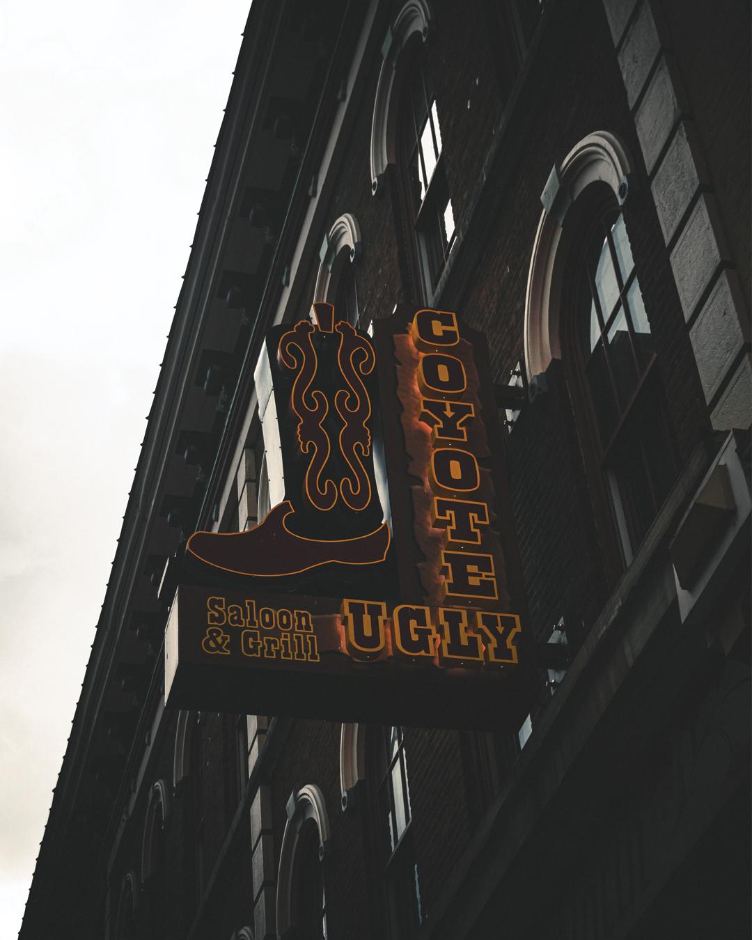 Letrero de Coyote Ugly Saloon