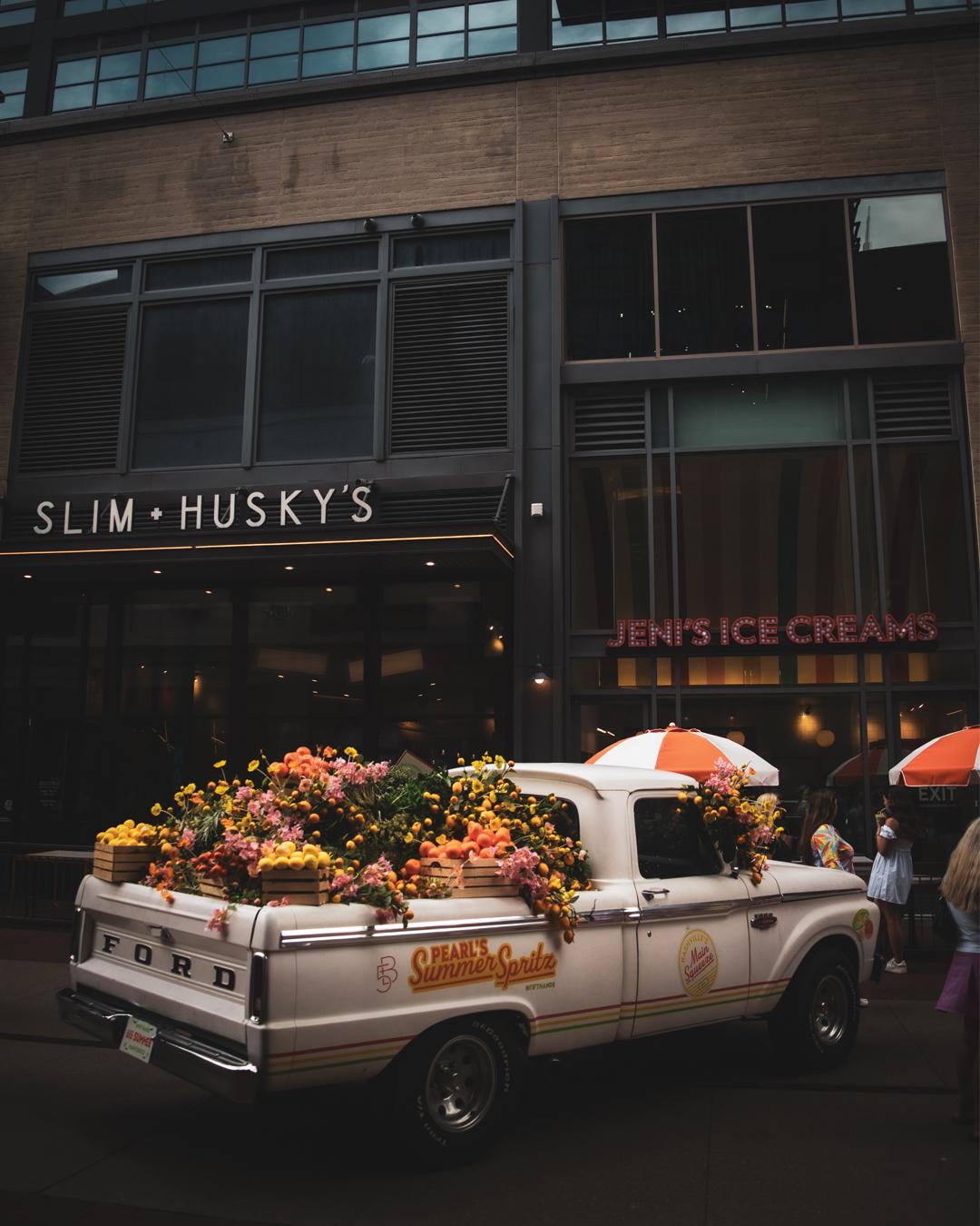 Camioneta Ford vintage con flores