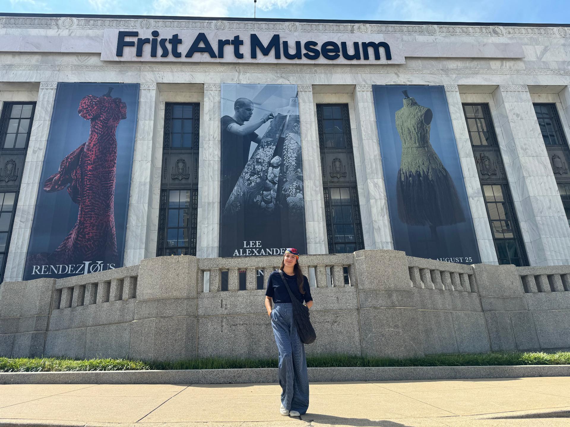 Fachada del Frist Art Museum con banners de la exhibición