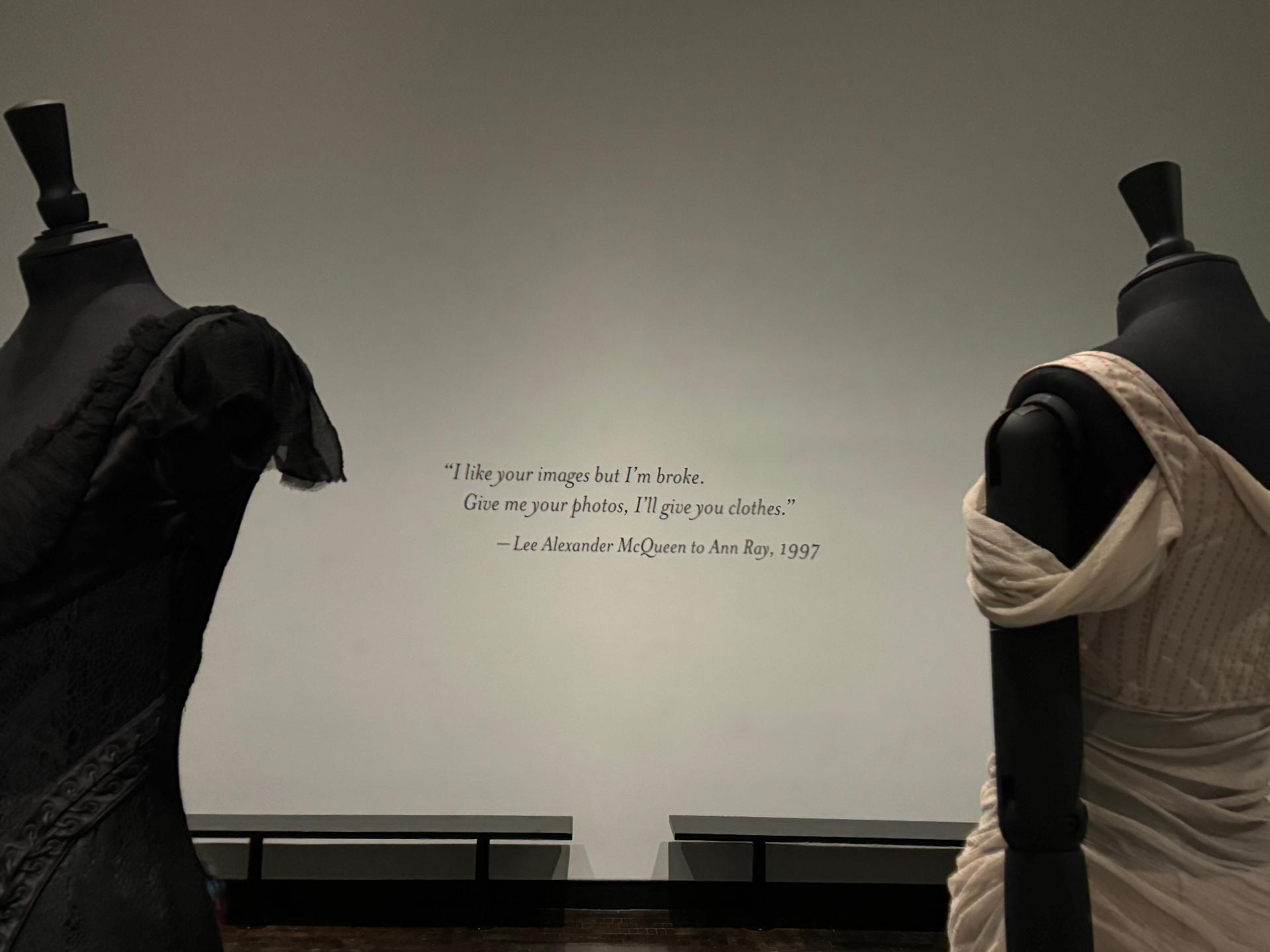 Frase de Lee Alexander McQueen entre dos vestidos