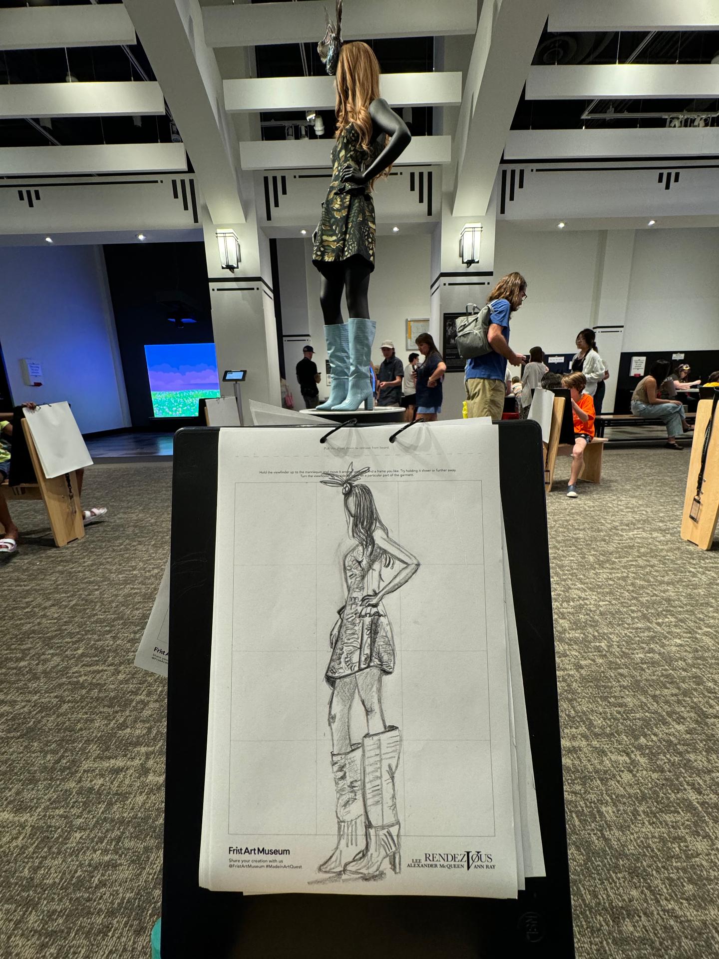 Dibujo frente a un maniquí en el Frist Art Museum