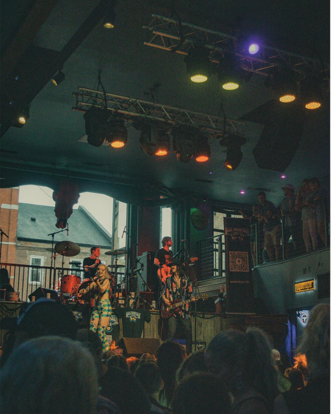 Banda en vivo en un honky tonk de Nashville