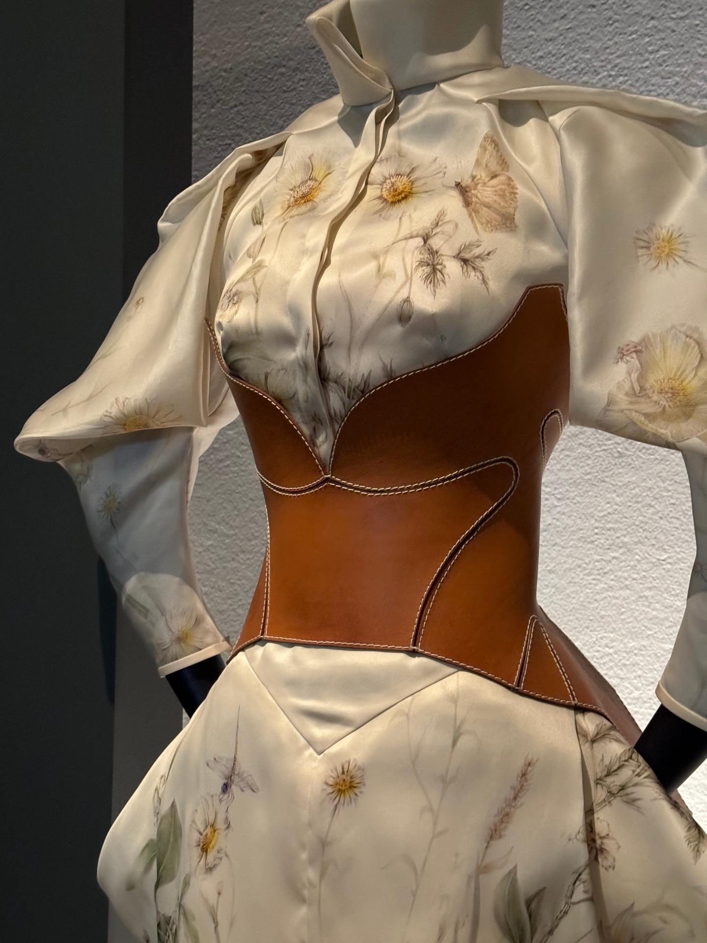 Vestido floral con detalle de corset en cuero