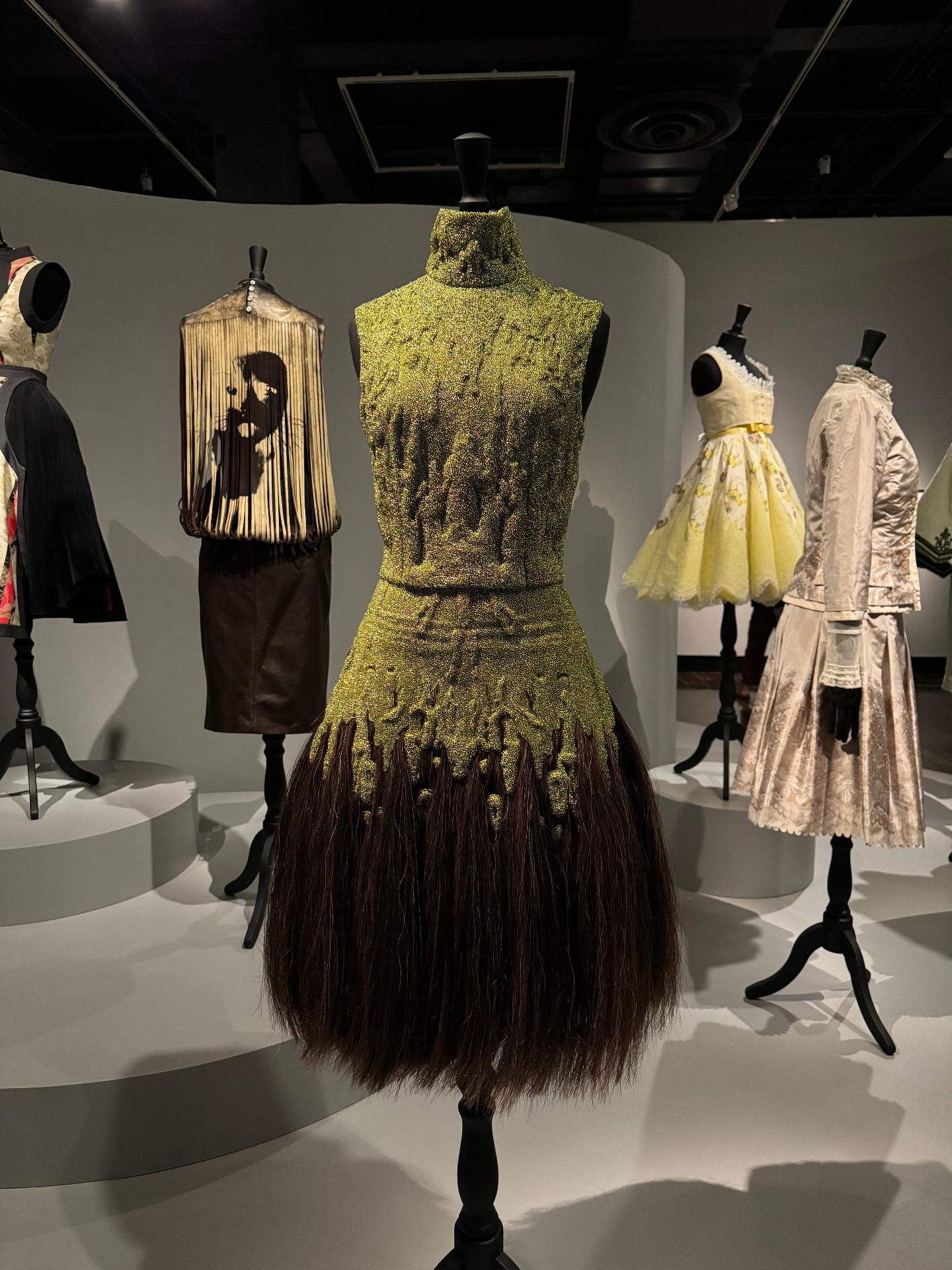 Vestido dorado en la sala de exposición de McQueen