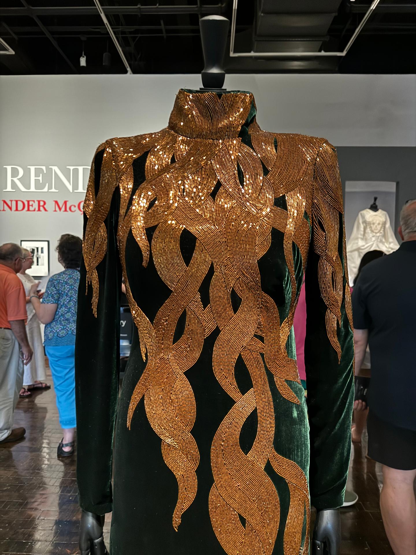 Vestido verde oscuro con pedrería dorada