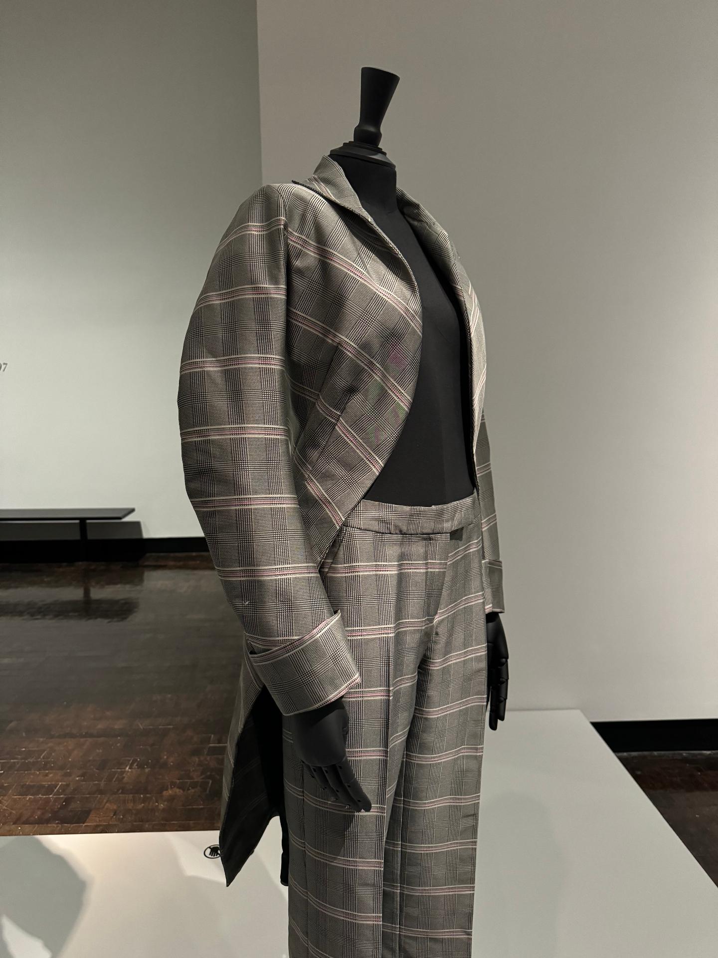 Conjunto de traje a cuadros en maniquí