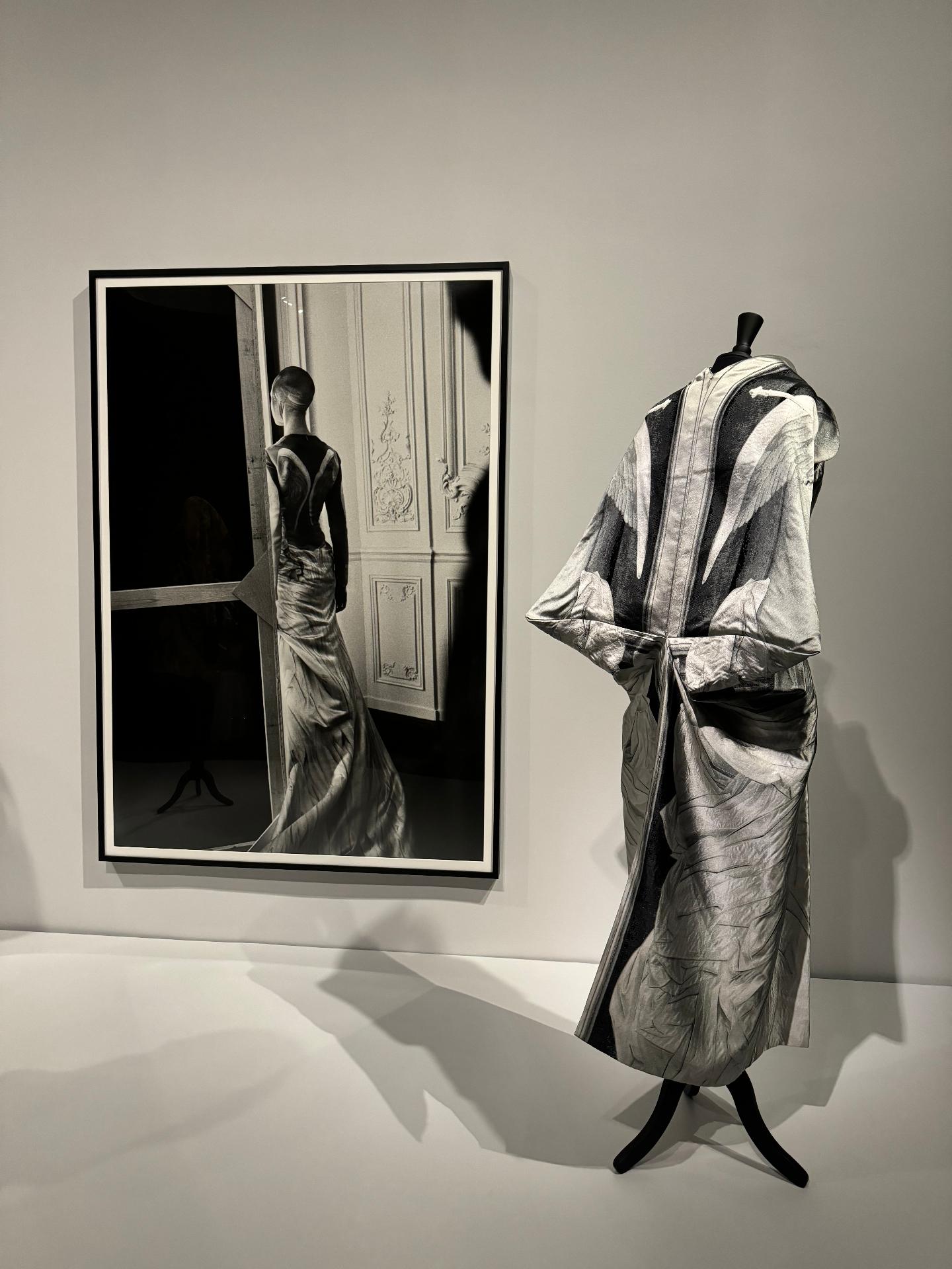 Vestido plateado junto a una fotografía enmarcada