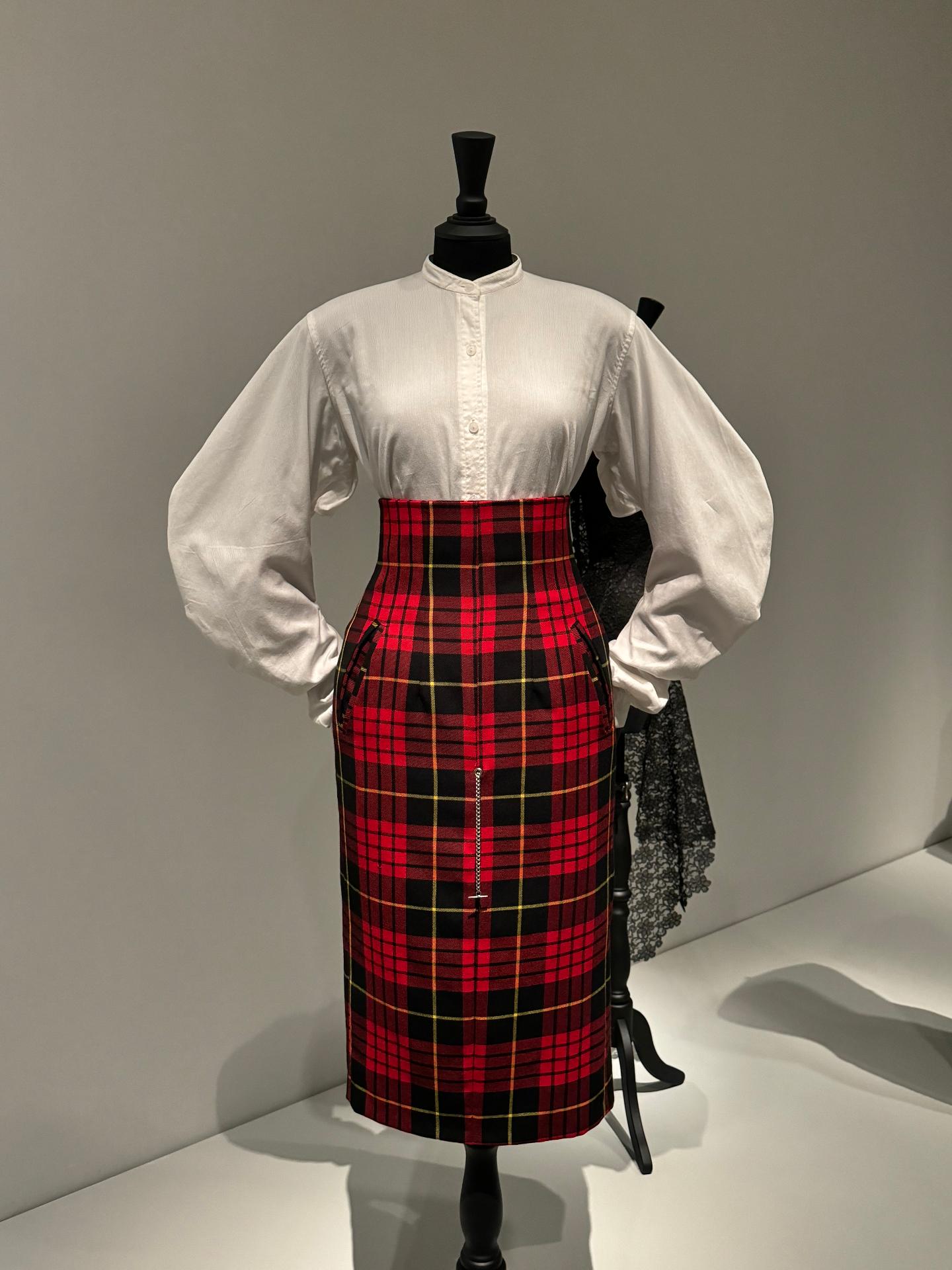 Falda tartán roja y blusa blanca en maniquí