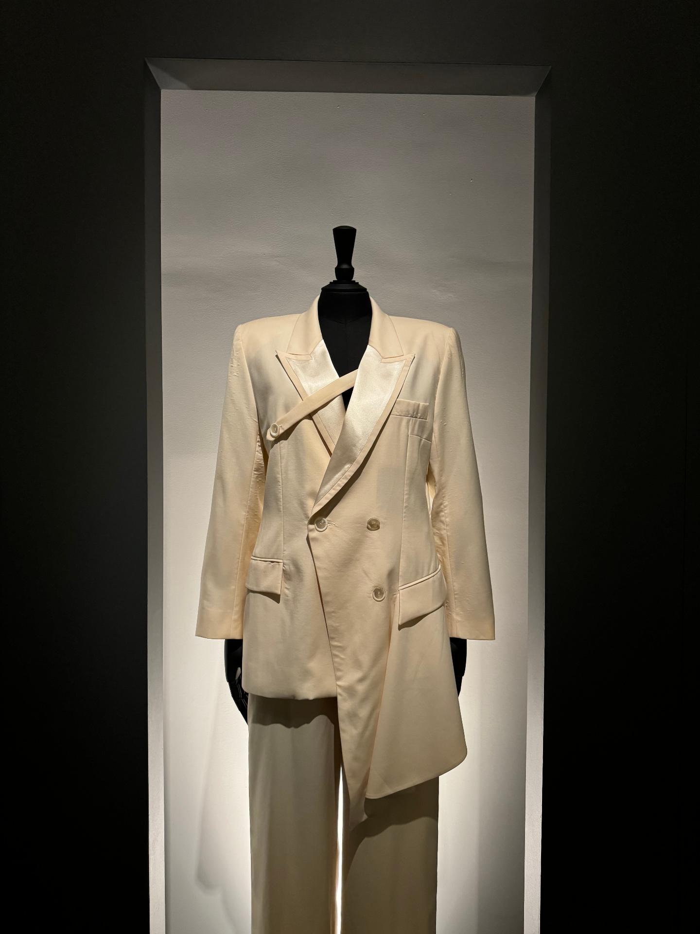 Traje blanco de McQueen en maniquí
