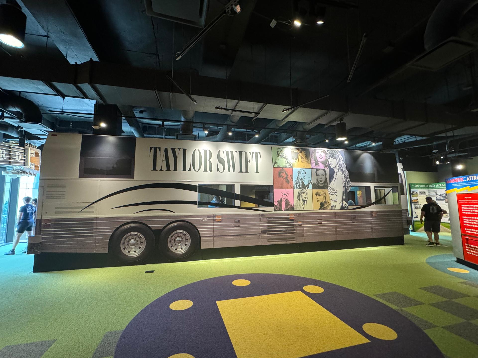Autobús de gira de Taylor Swift en el Country Music Hall of Fame