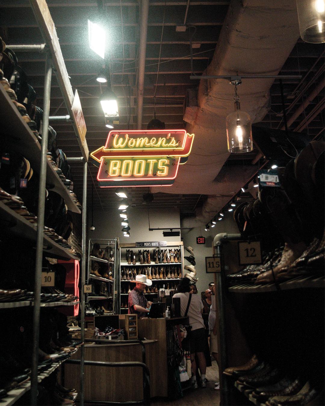 Letrero de neón dentro de tienda de botas
