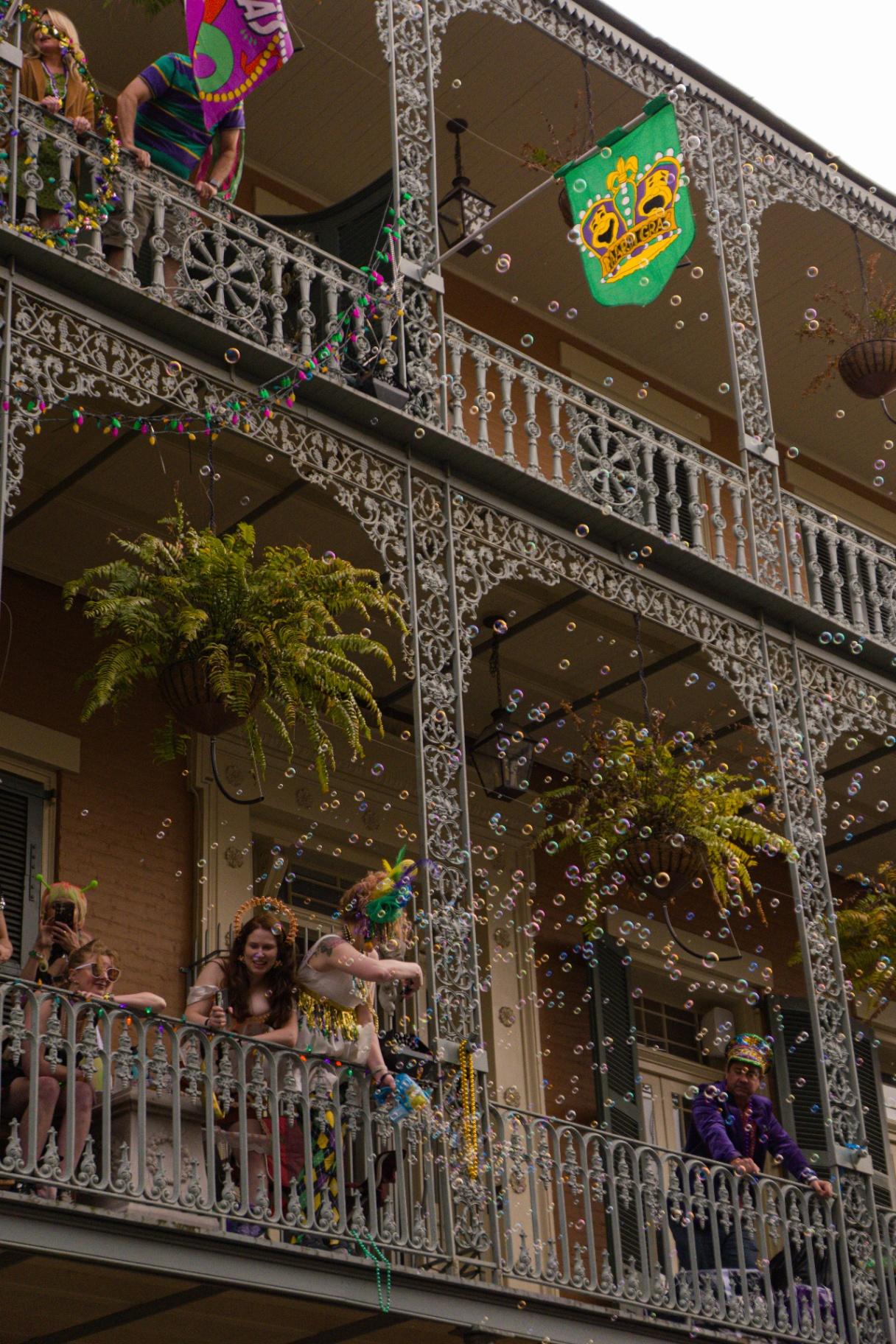Personas lanzando burbujas desde balcones