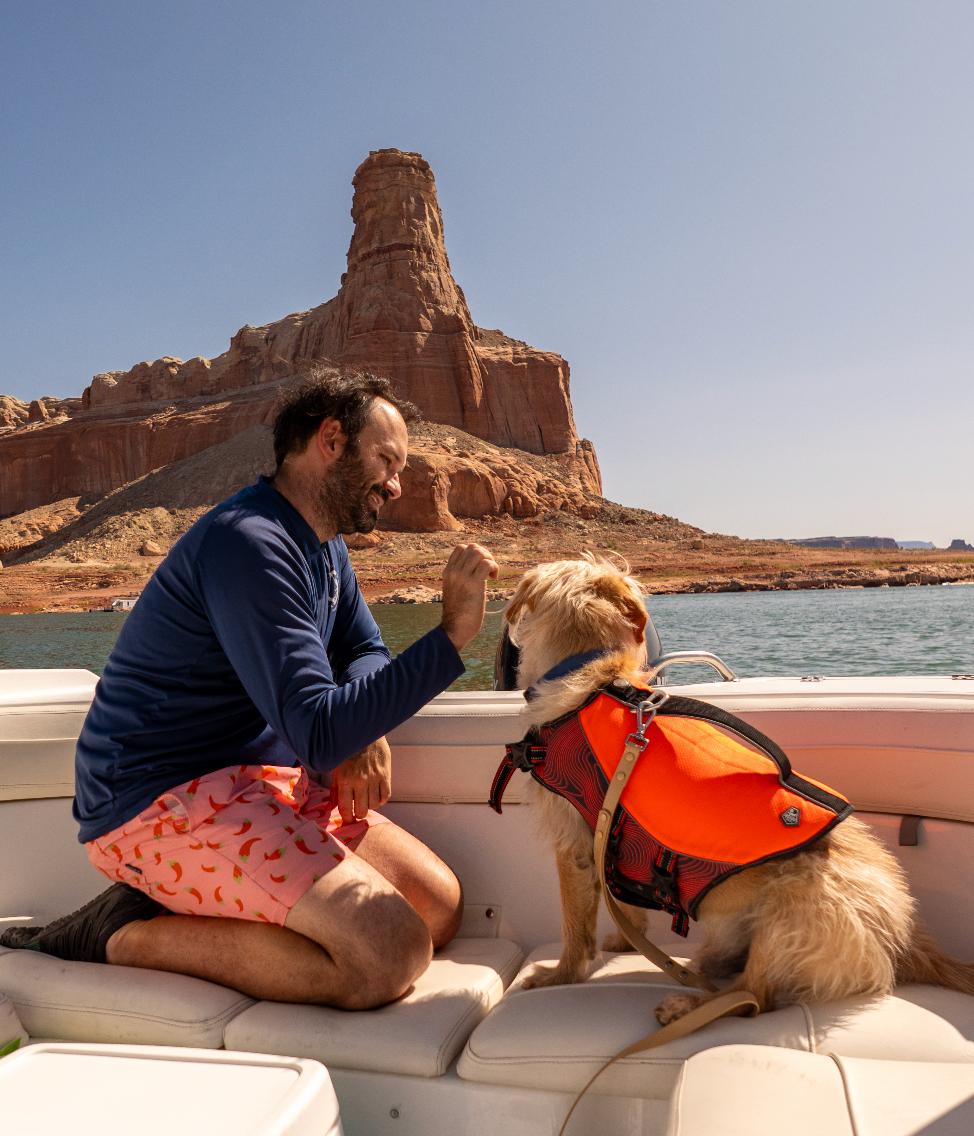 Bengie con chaleco salvavidas en un bote en Lake Powell