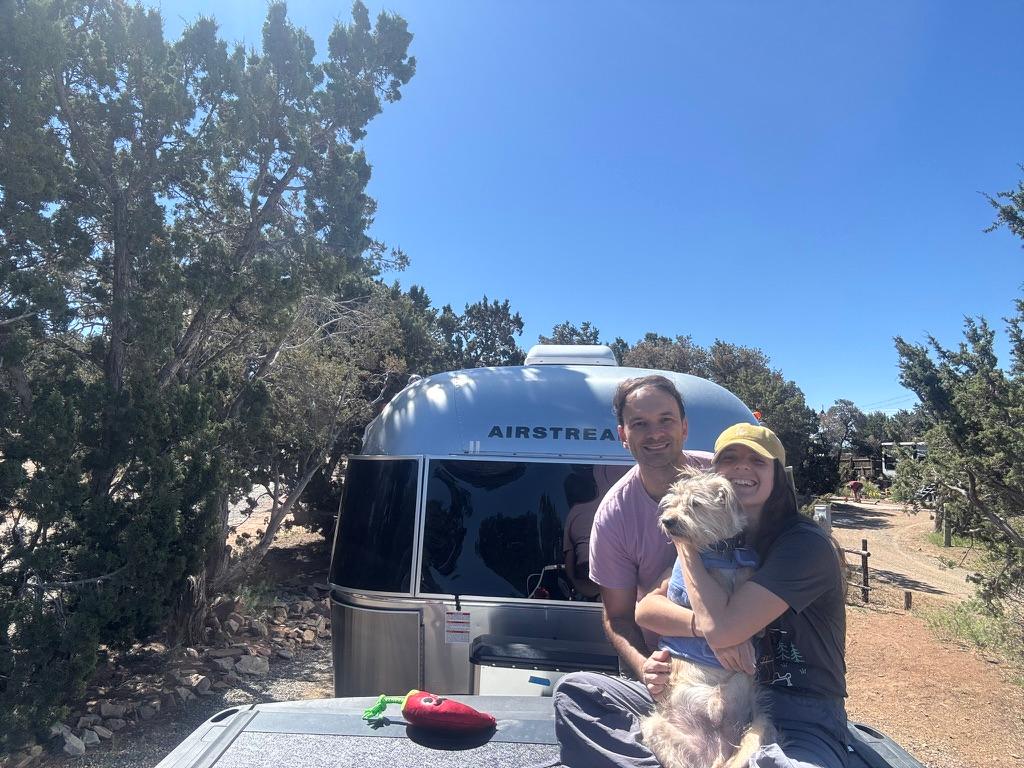 Pareja con Airstream en Santa Fe