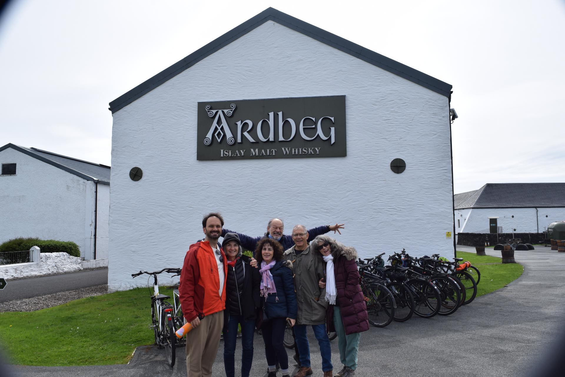 Foto familiar frente a la destilería Ardbeg