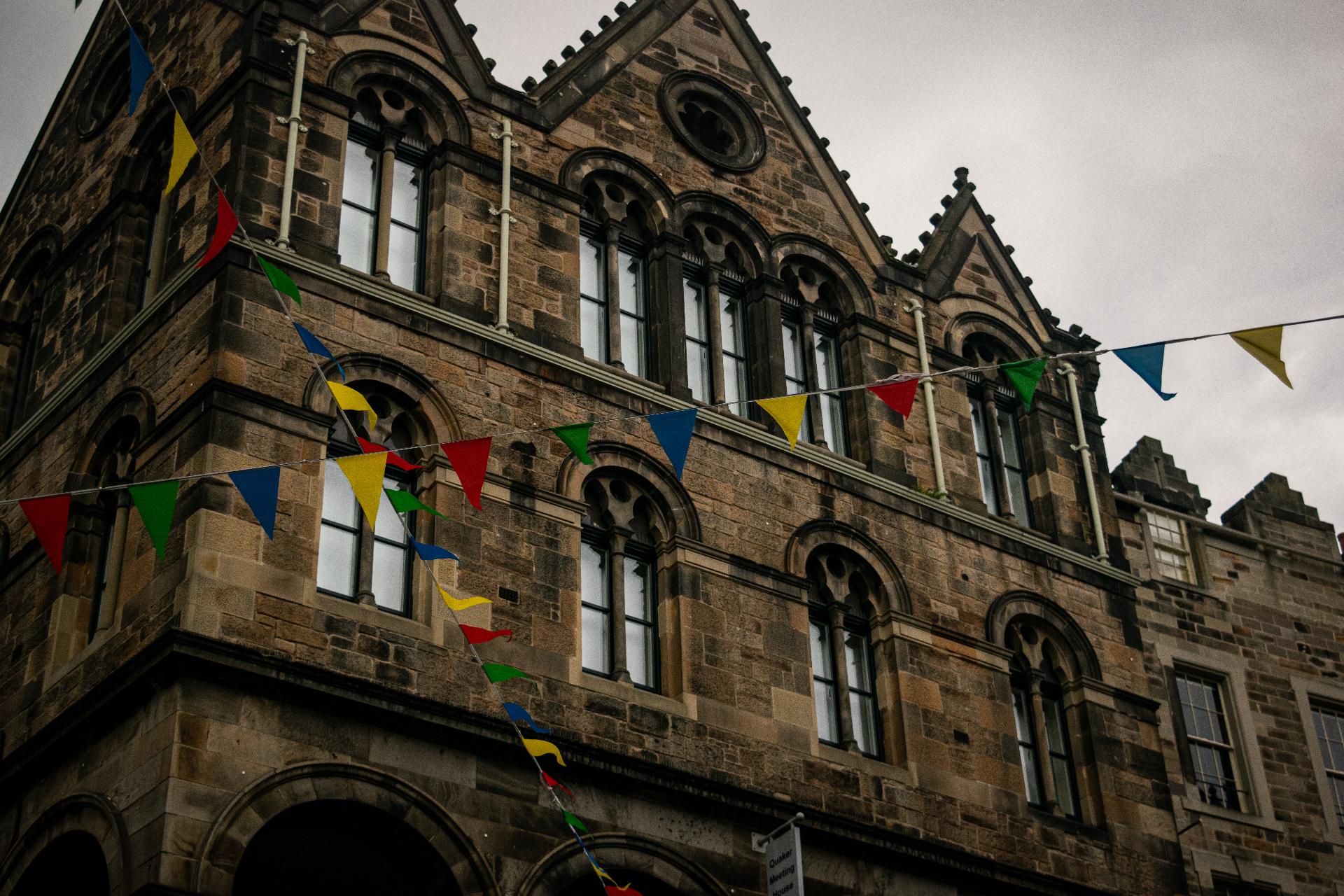 Edificio histórico de Edimburgo con banderines de colores