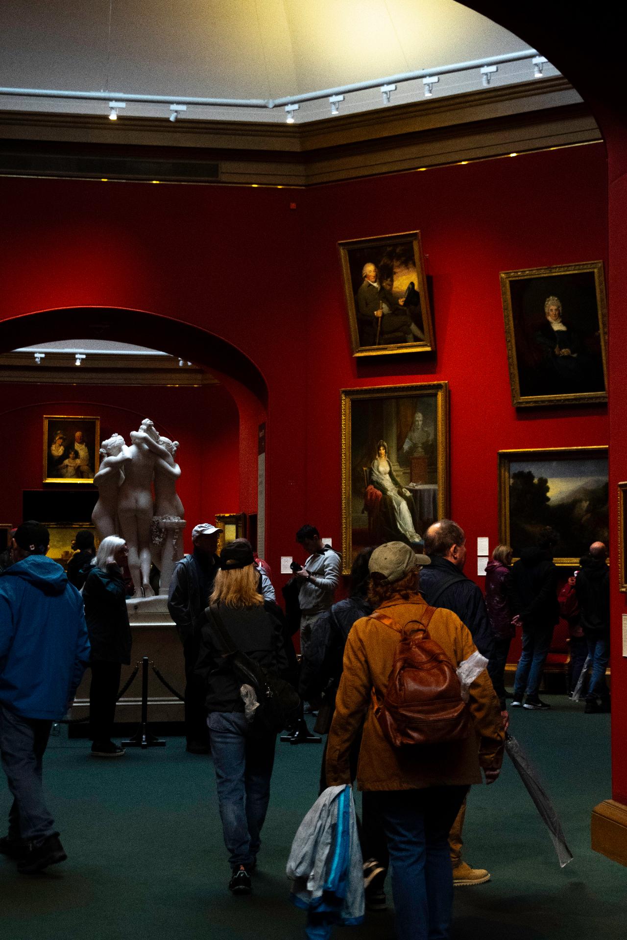 Visitantes dentro de una sala roja en Edimburgo