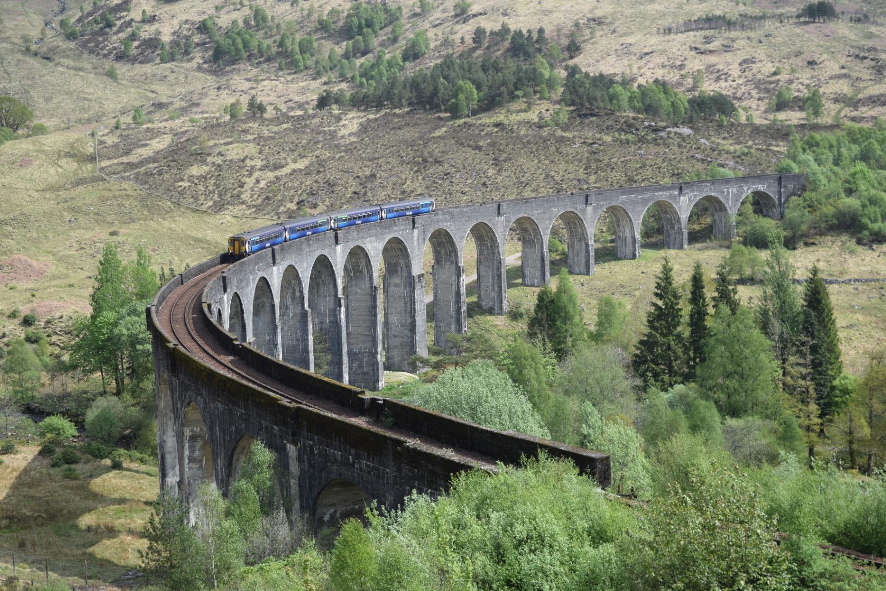 Tren cruzando el viaducto de Glenfinnan