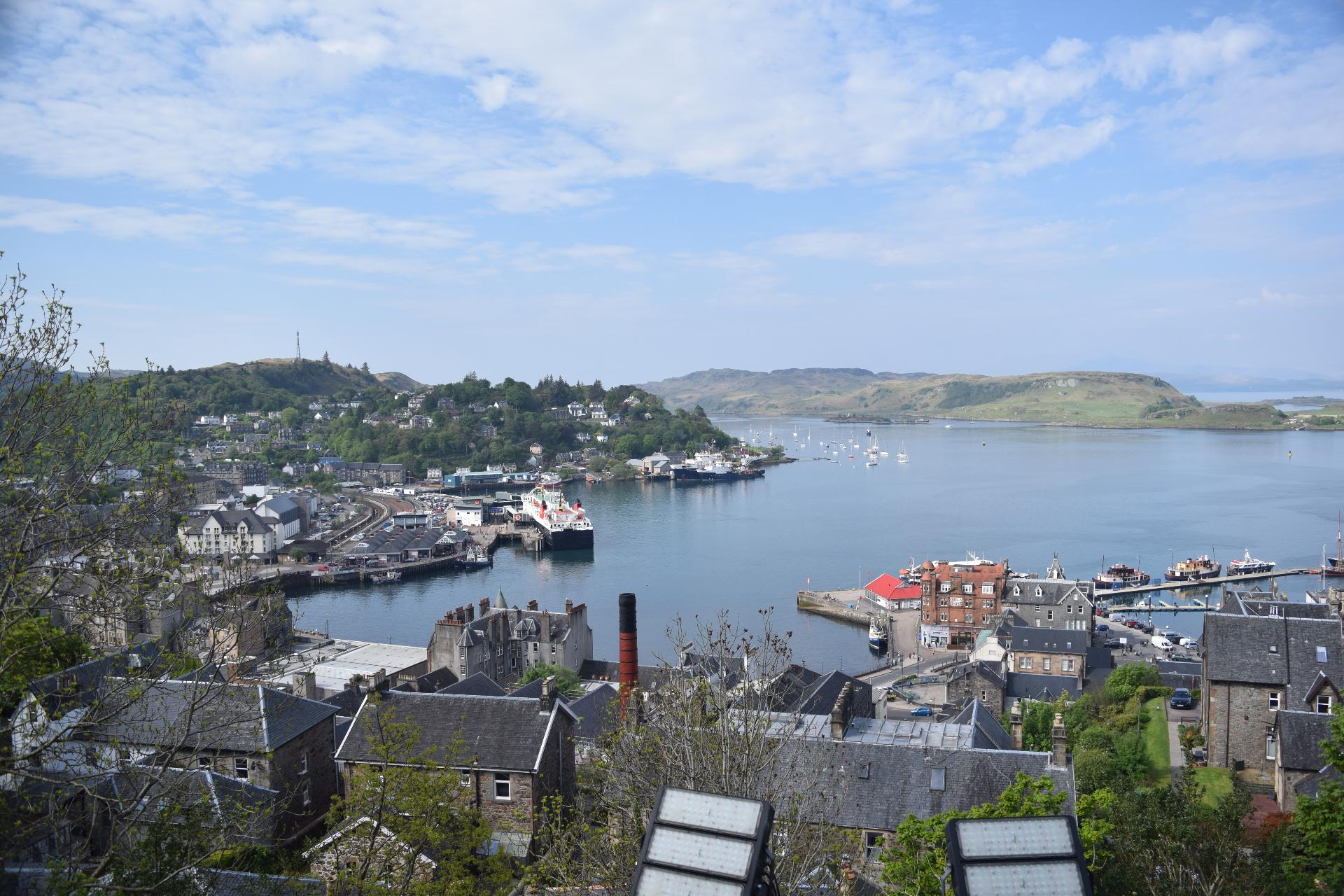 Vista del puerto y la bahía de Oban